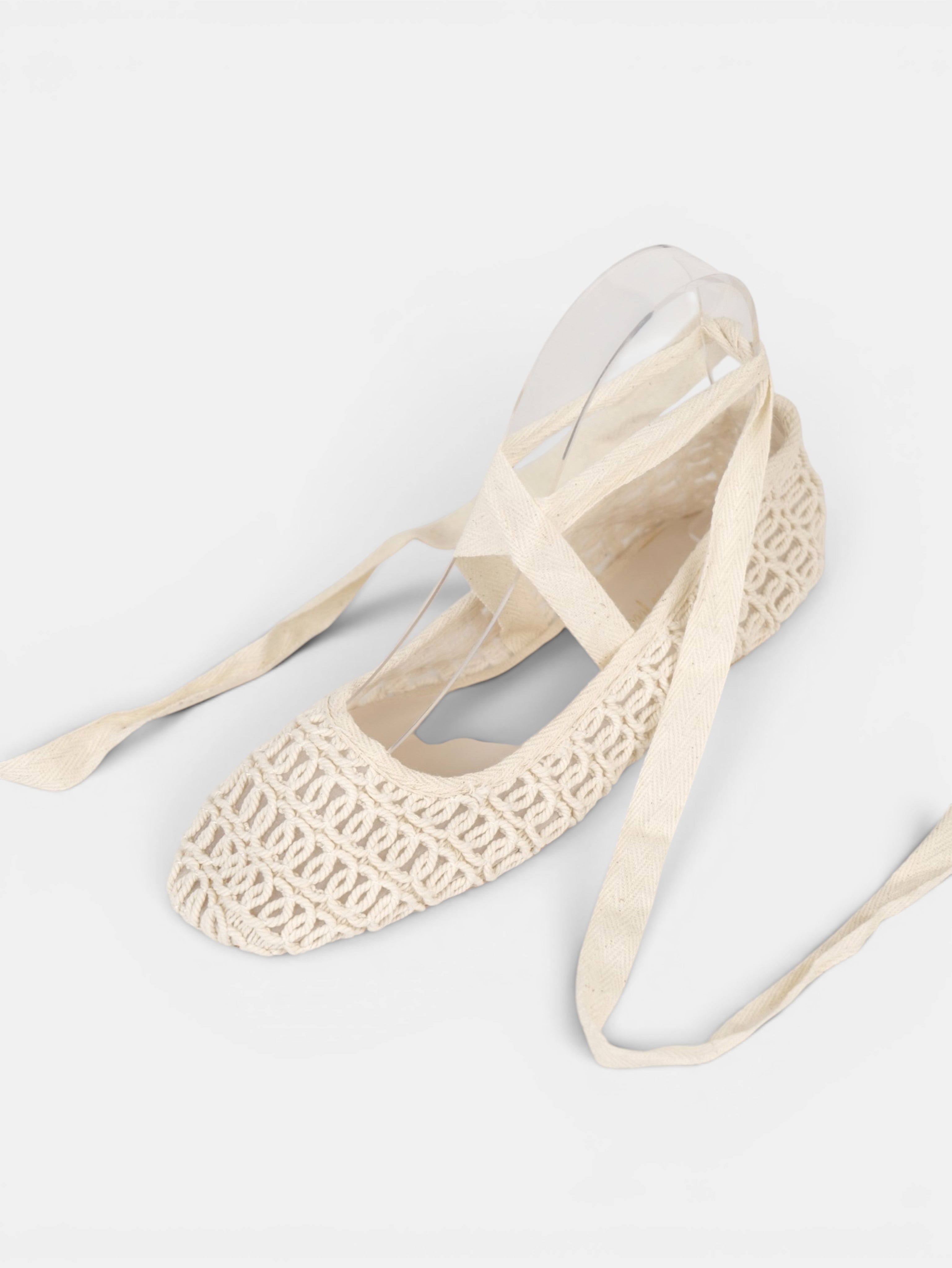 Bailarinas de Crochet con Cintas Largas, ajustables al tobillo en color beige y marrón chocolate, zapatos planos estilo ballet para verano, vacaciones y looks boho chic con vestidos, lino o jeans relajados