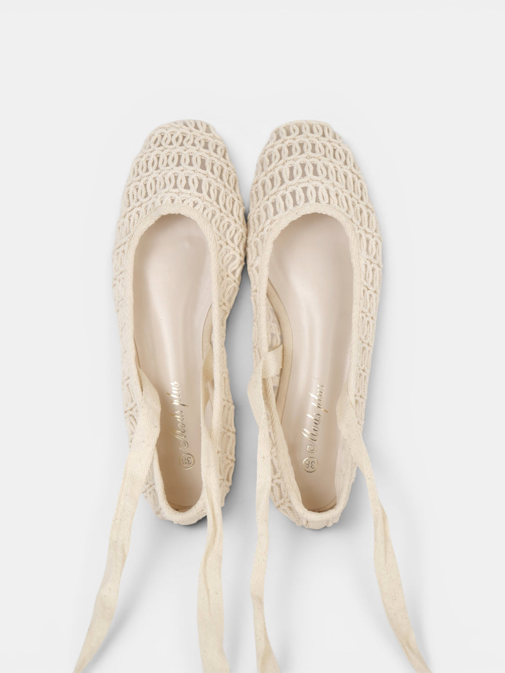 Bailarinas de Crochet con Cintas Largas, ajustables al tobillo en color beige y marrón chocolate, zapatos planos estilo ballet para verano, vacaciones y looks boho chic con vestidos, lino o jeans relajados