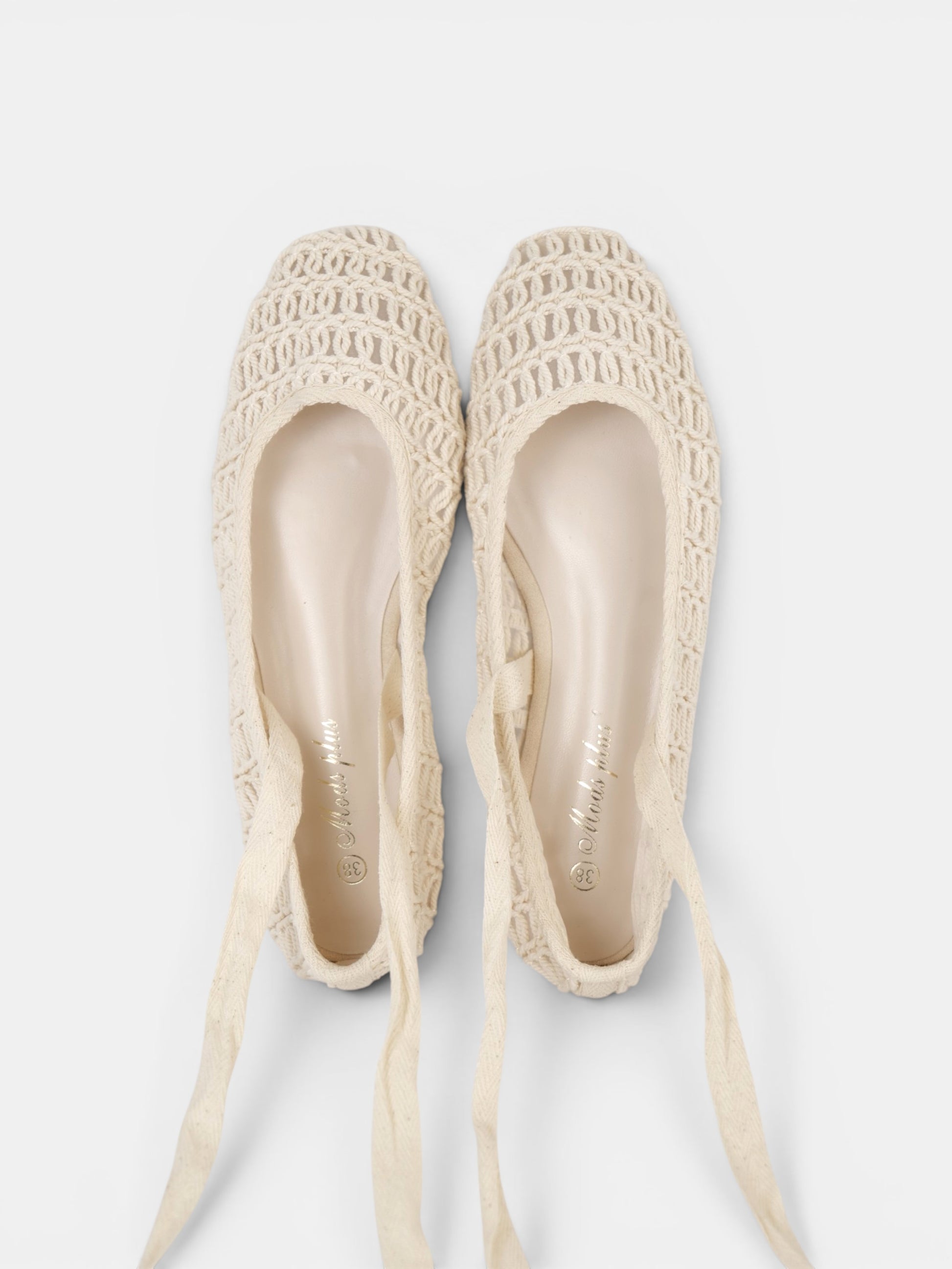 Bailarinas de Crochet con Cintas Largas, ajustables al tobillo en color beige y marrón chocolate, zapatos planos estilo ballet para verano, vacaciones y looks boho chic con vestidos, lino o jeans relajados