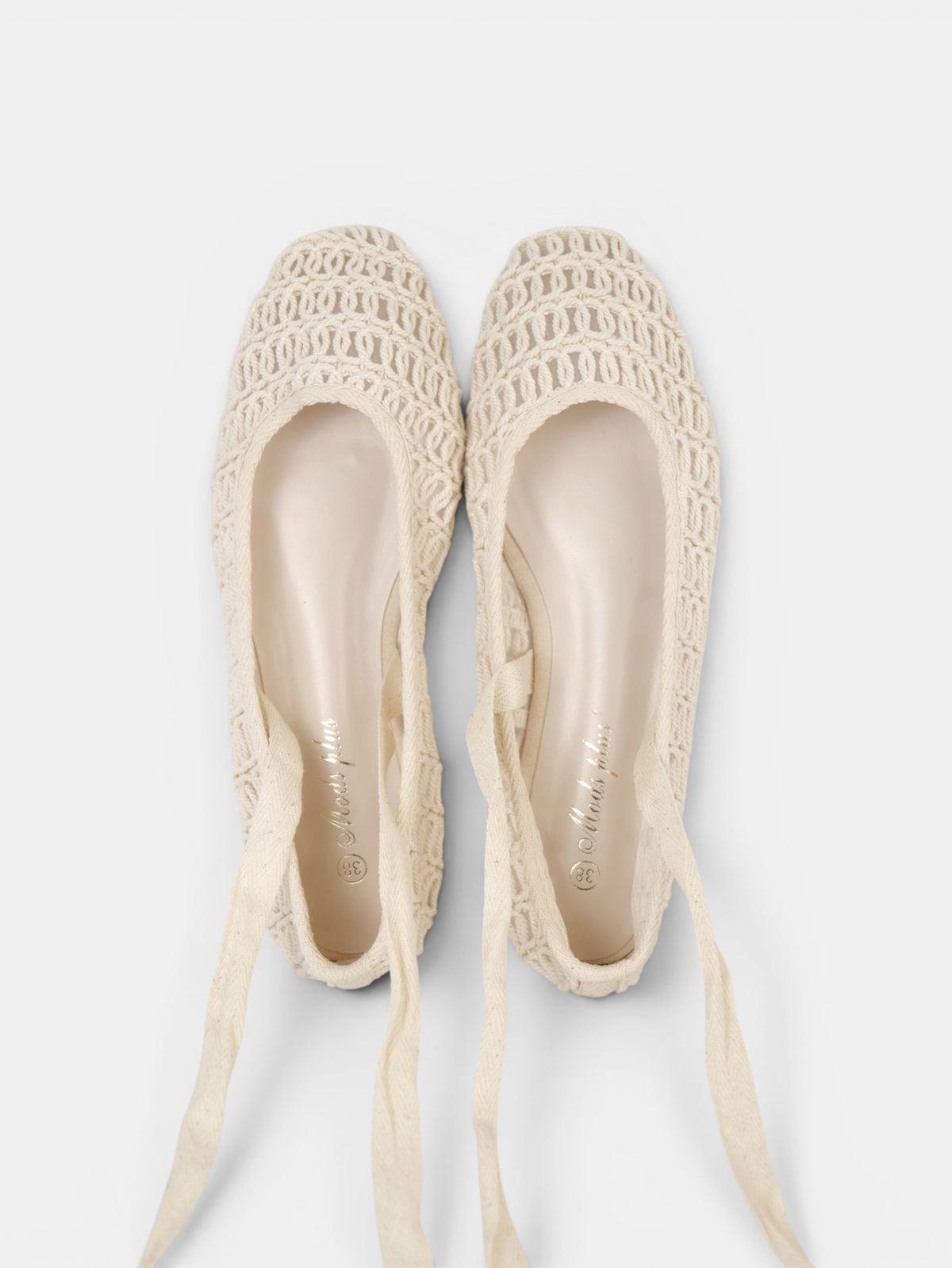 Bailarinas de Crochet con Cintas Largas, ajustables al tobillo en color beige y marrón chocolate, zapatos planos estilo ballet para verano, vacaciones y looks boho chic con vestidos, lino o jeans relajados