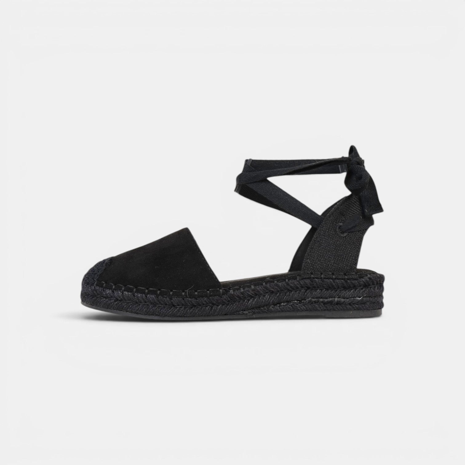 Alpargatas Planas con Cinta de Gamuza sintética Efecto ante suave, las cintas al tobillo y acabado efecto esparto en color negro, beige y marrón chocolate, estilo mediterráneo para verano, vacaciones y looks con vestidos, lino o jeans