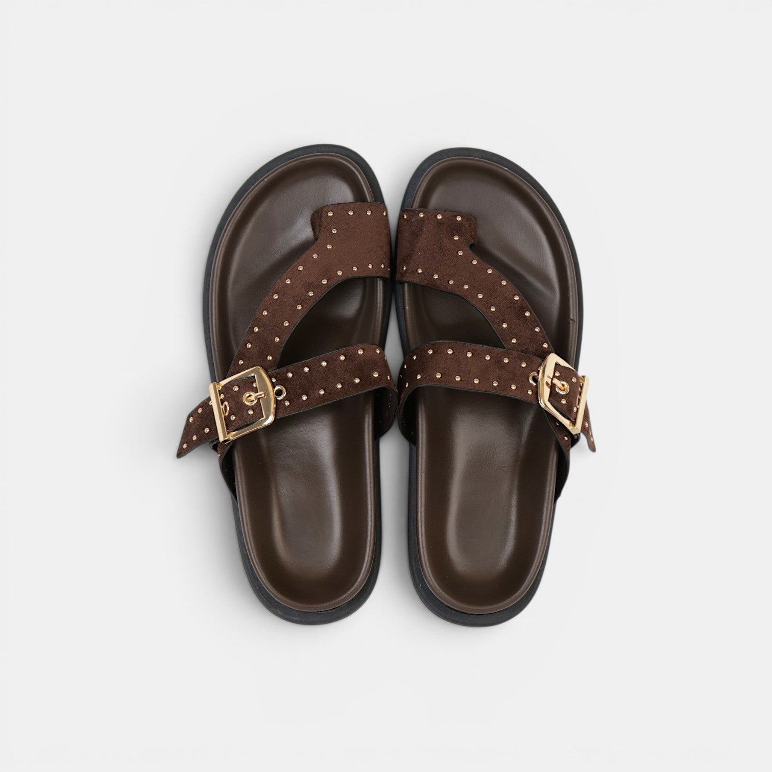 Sandalias planas para mujer con hebilla dorada y tachuelas, chanclas elegantes efecto ante en negro, camel y marrón chocolate