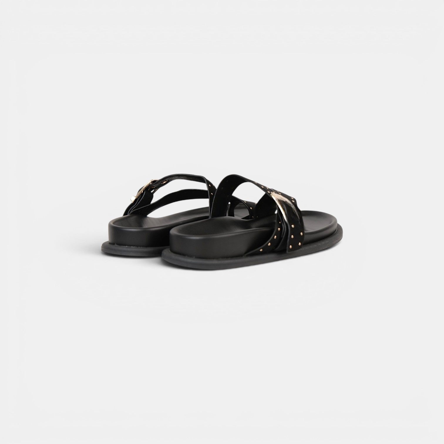 Sandalias planas para mujer con hebilla dorada y tachuelas, chanclas elegantes efecto ante en negro, camel y marrón chocolate