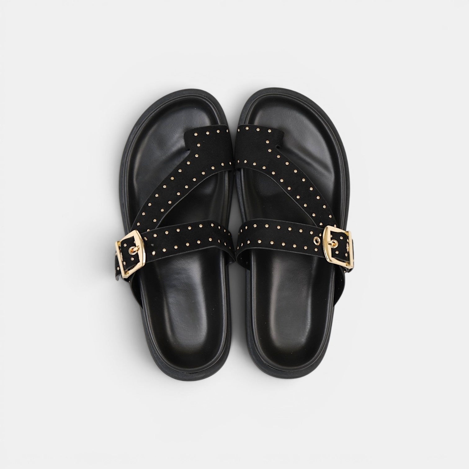 Sandalias planas para mujer con hebilla dorada y tachuelas, chanclas elegantes efecto ante en negro, camel y marrón chocolate
