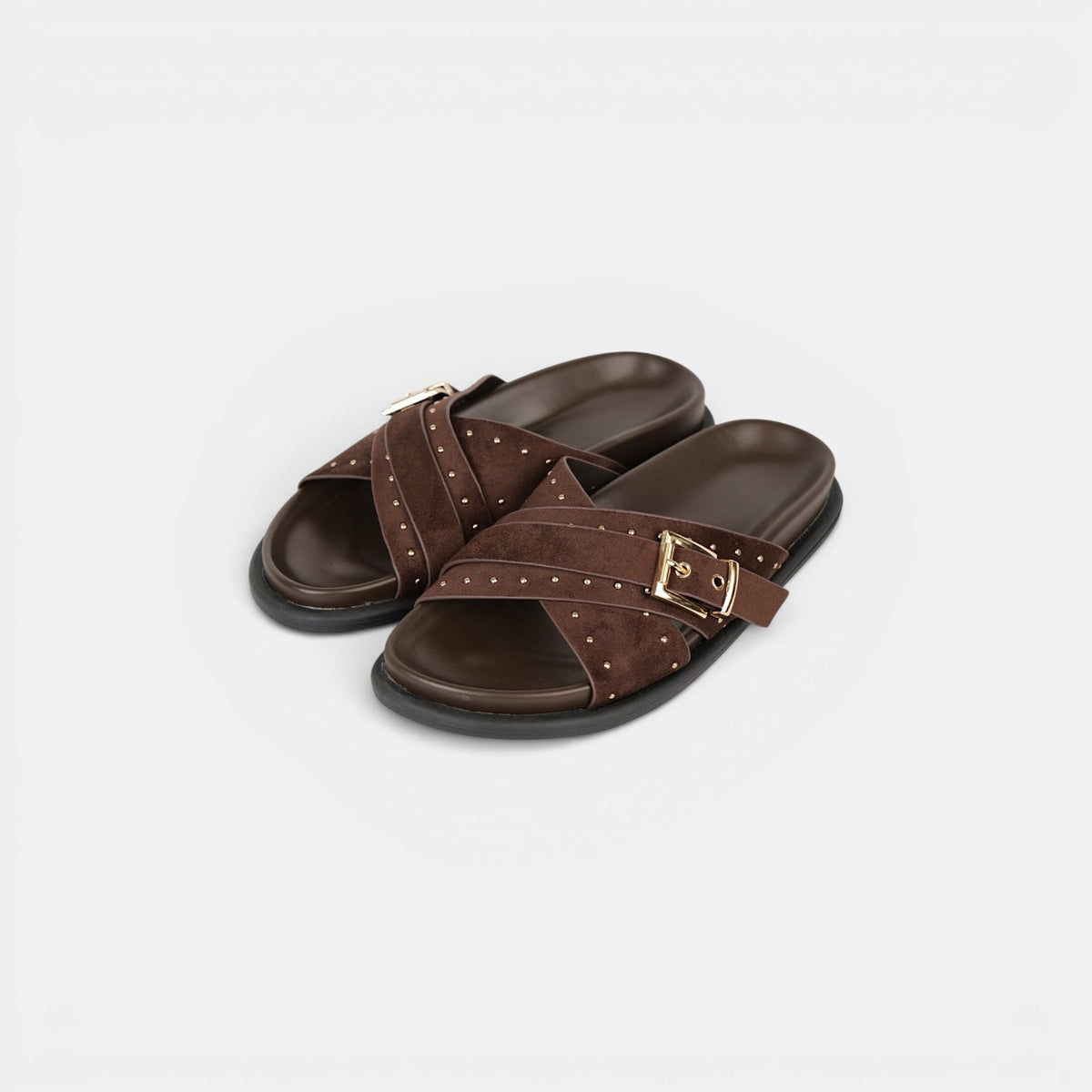 Sandalias planas para mujer con hebilla dorada y tachuelas, chanclas elegantes efecto ante en negro, camel y marrón chocolate