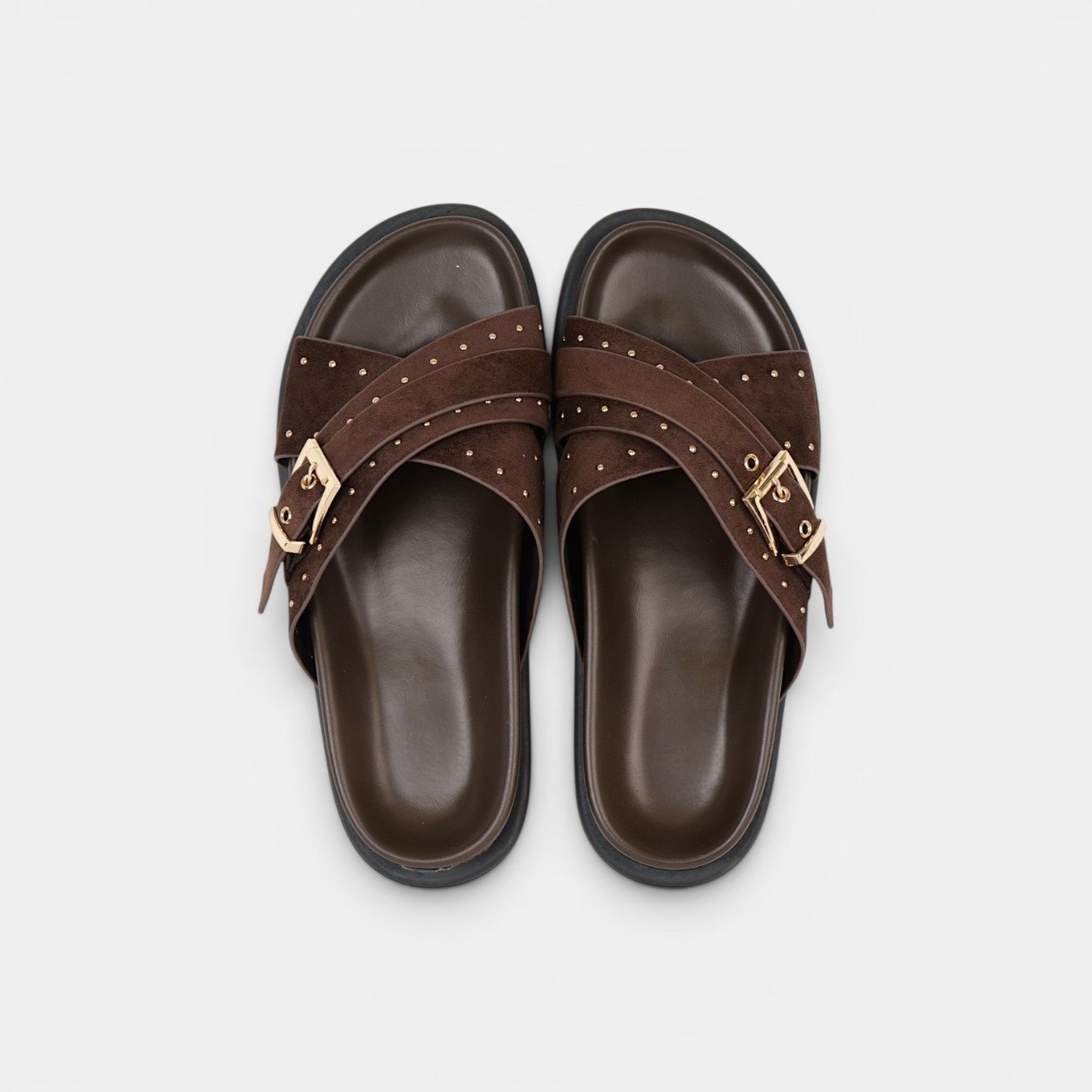 Sandalias planas para mujer con hebilla dorada y tachuelas, chanclas elegantes efecto ante en negro, camel y marrón chocolate