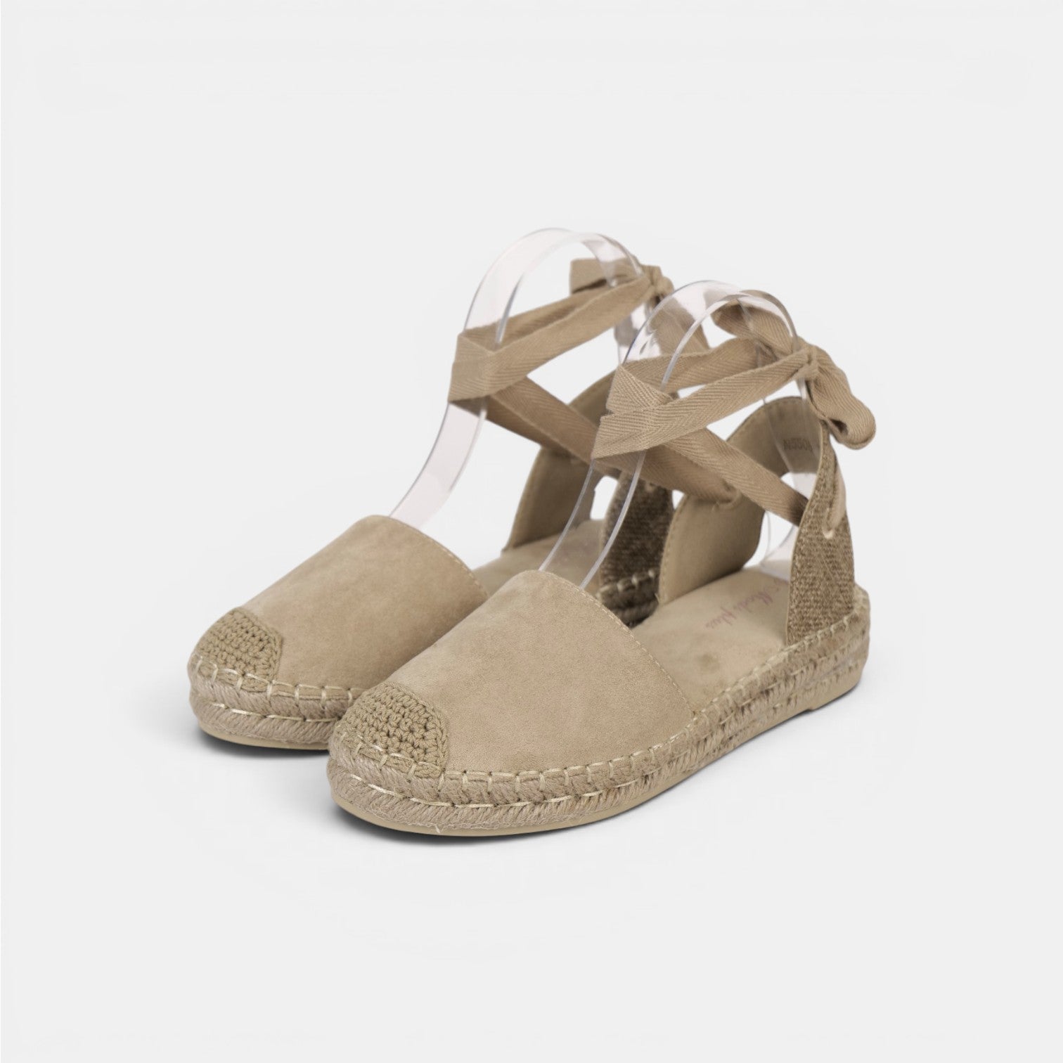 Alpargatas Planas con Cinta de Gamuza sintética Efecto ante suave, las cintas al tobillo y acabado efecto esparto en color negro, beige y marrón chocolate, estilo mediterráneo para verano, vacaciones y looks con vestidos, lino o jeans