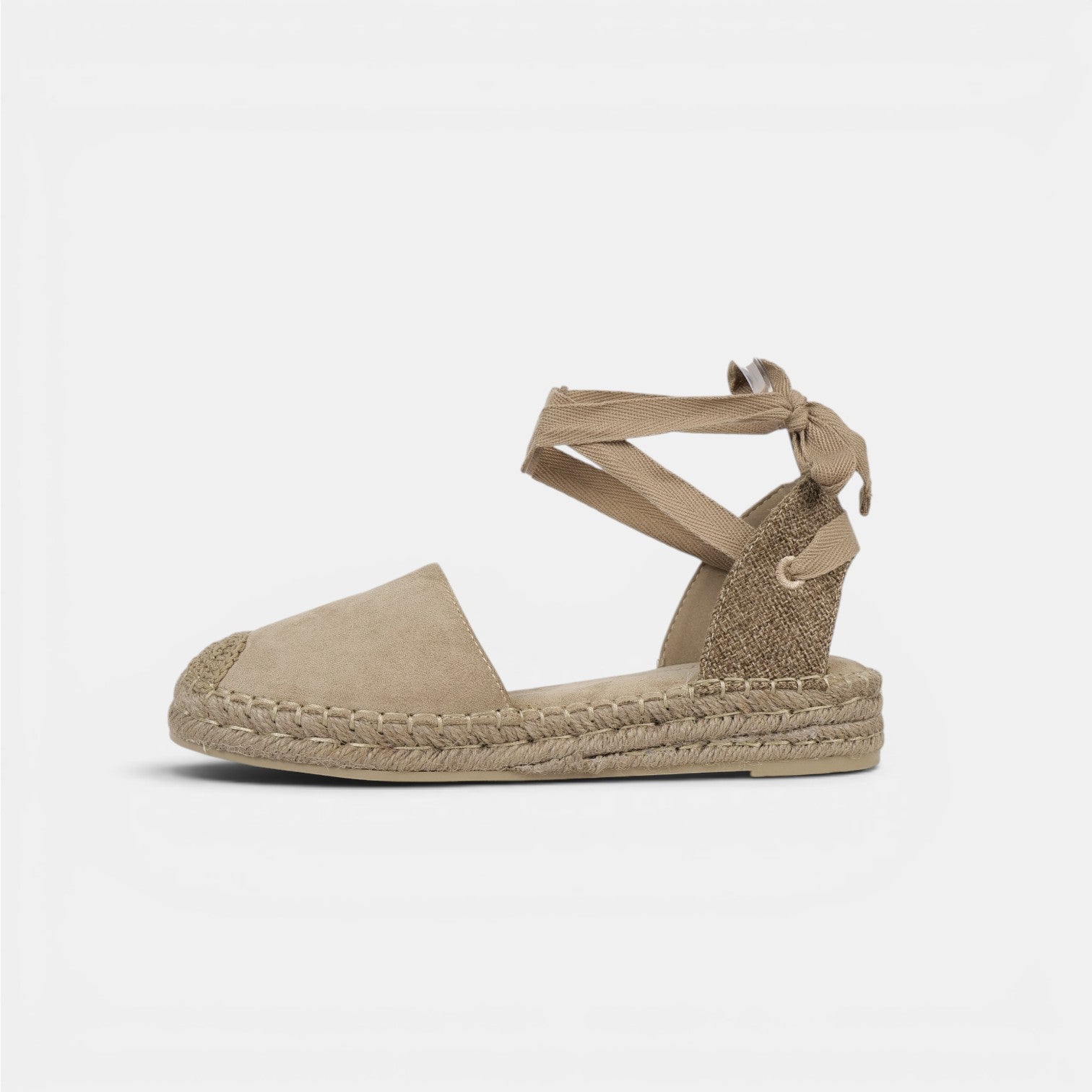 Alpargatas Planas con Cinta de Gamuza sintética Efecto ante suave, las cintas al tobillo y acabado efecto esparto en color negro, beige y marrón chocolate, estilo mediterráneo para verano, vacaciones y looks con vestidos, lino o jeans