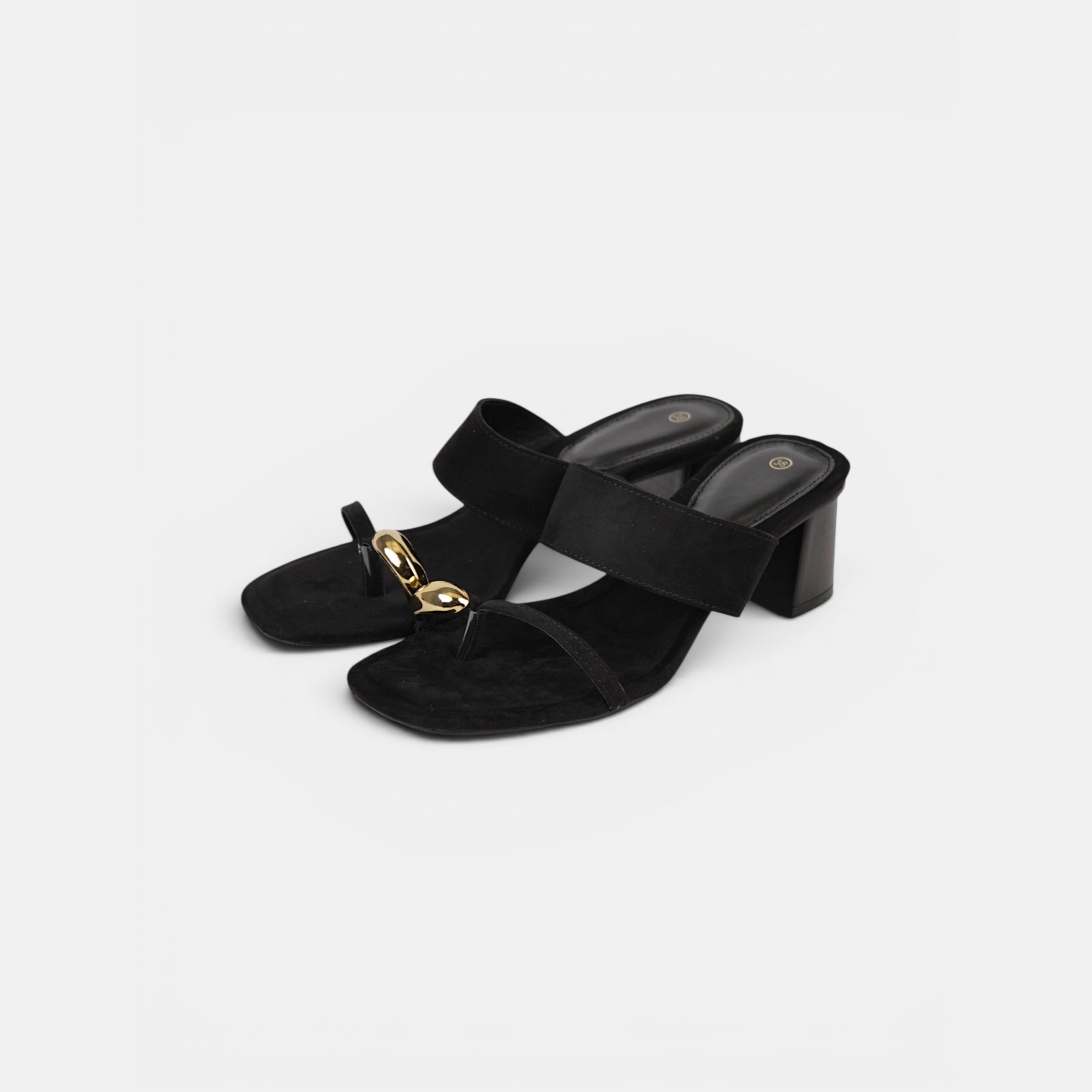 Sandalias Anillo de Tacón Medio Minimalista, Sandalias efecto ante con detalle metálico dorado y dedo separado, mules elegantes y cómodas para mujer en color negro y beige camel, ideales para looks casual chic, oficina y eventos de verano