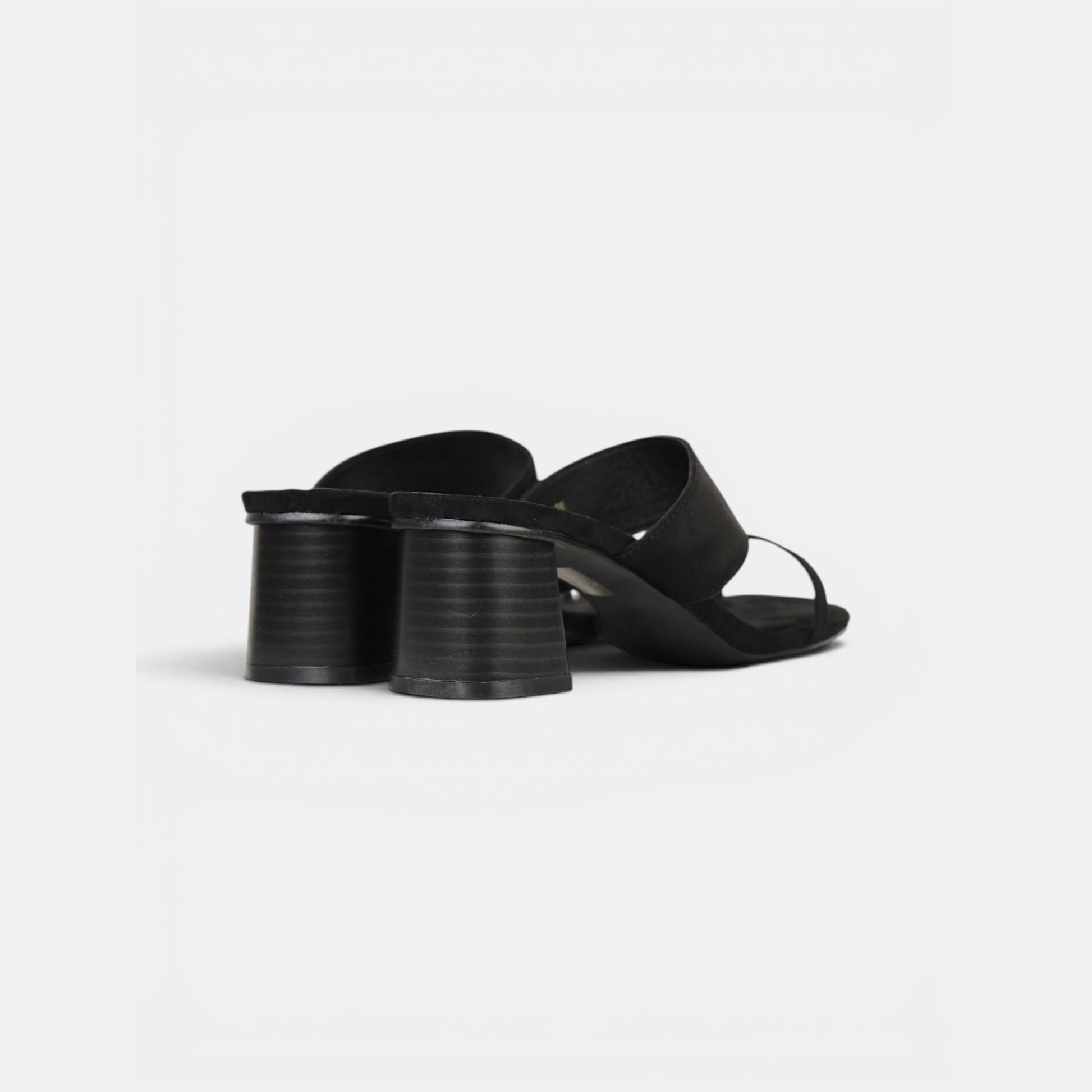 Sandalias Anillo de Tacón Medio Minimalista, Sandalias efecto ante con detalle metálico dorado y dedo separado, mules elegantes y cómodas para mujer en color negro y beige camel, ideales para looks casual chic, oficina y eventos de verano