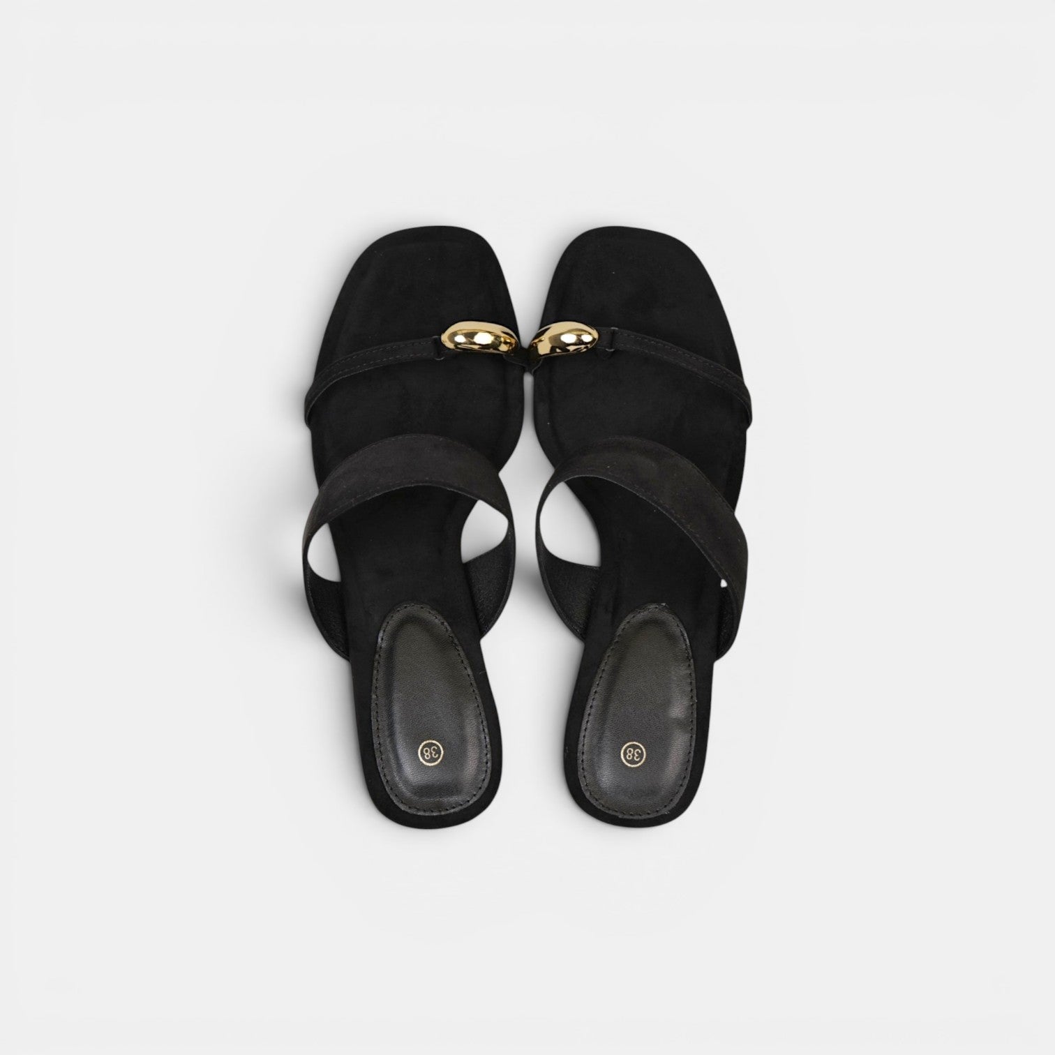 Sandalias Anillo de Tacón Medio Minimalista, Sandalias efecto ante con detalle metálico dorado y dedo separado, mules elegantes y cómodas para mujer en color negro y beige camel, ideales para looks casual chic, oficina y eventos de verano