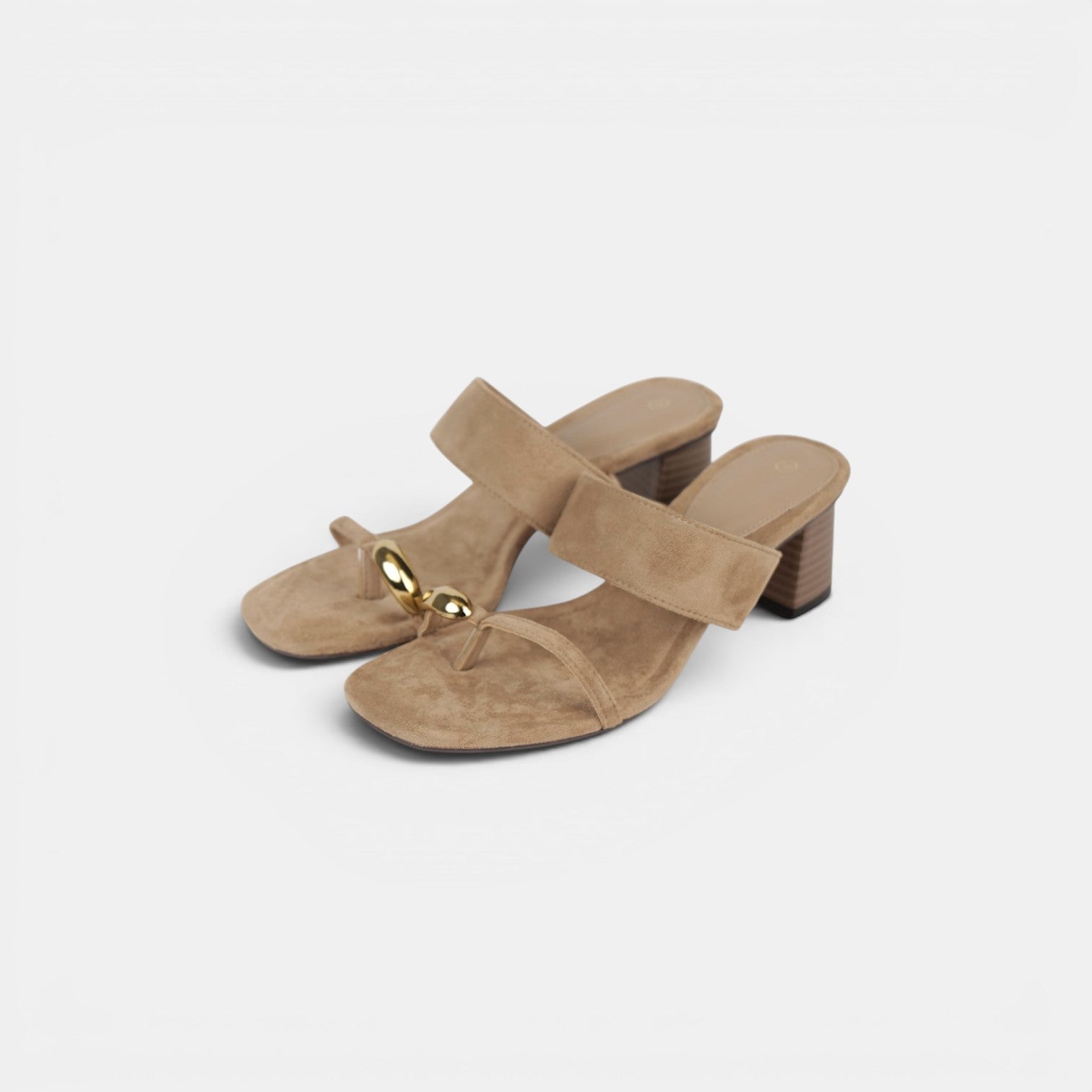 Sandalias Anillo de Tacón Medio Minimalista, Sandalias efecto ante con detalle metálico dorado y dedo separado, mules elegantes y cómodas para mujer en color negro y beige camel, ideales para looks casual chic, oficina y eventos de verano