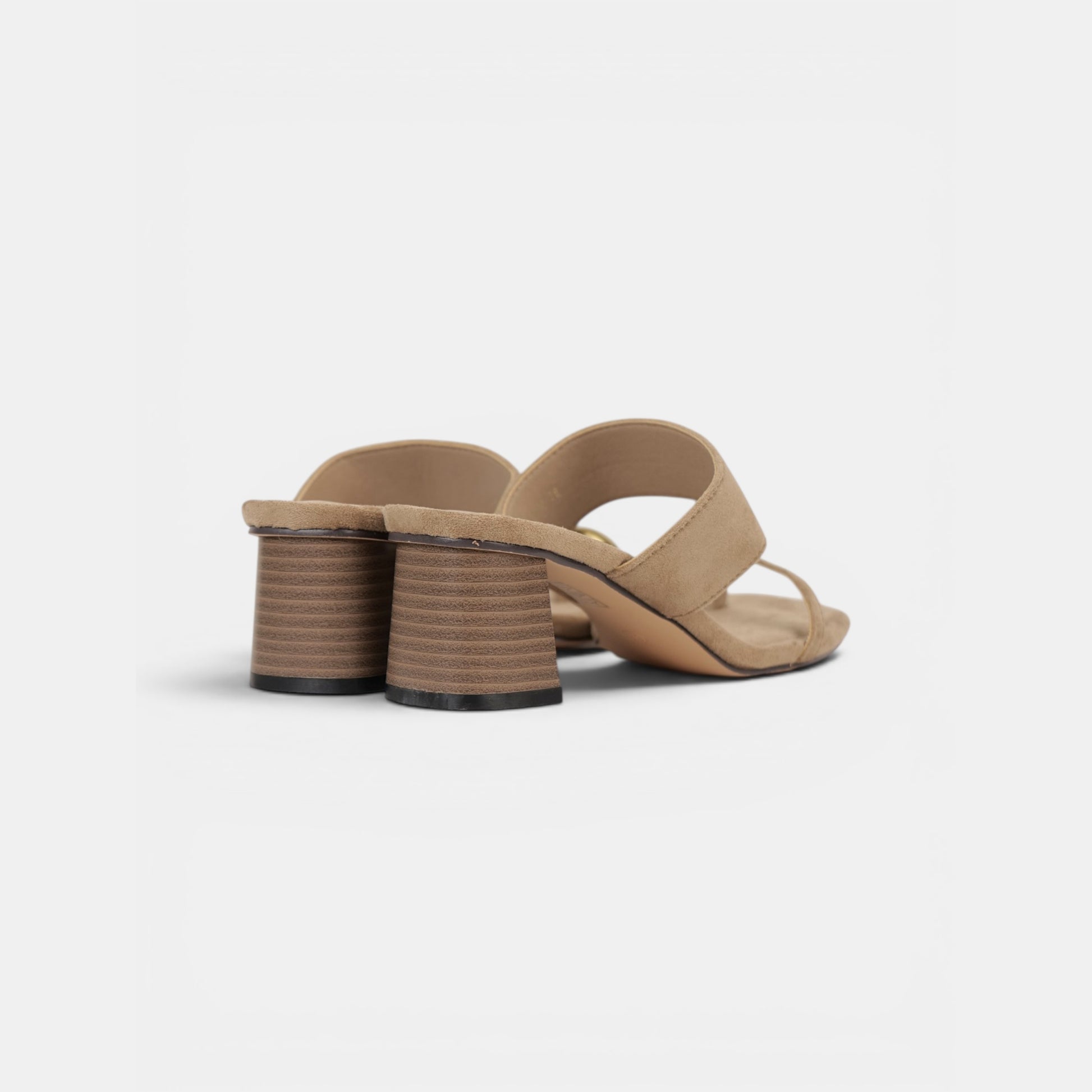 Sandalias Anillo de Tacón Medio Minimalista, Sandalias efecto ante con detalle metálico dorado y dedo separado, mules elegantes y cómodas para mujer en color negro y beige camel, ideales para looks casual chic, oficina y eventos de verano