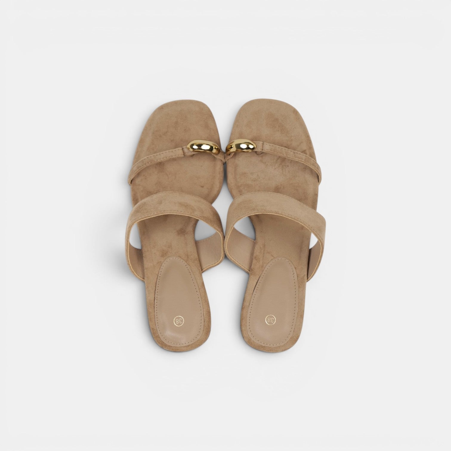 Sandalias Anillo de Tacón Medio Minimalista, Sandalias efecto ante con detalle metálico dorado y dedo separado, mules elegantes y cómodas para mujer en color negro y beige camel, ideales para looks casual chic, oficina y eventos de verano