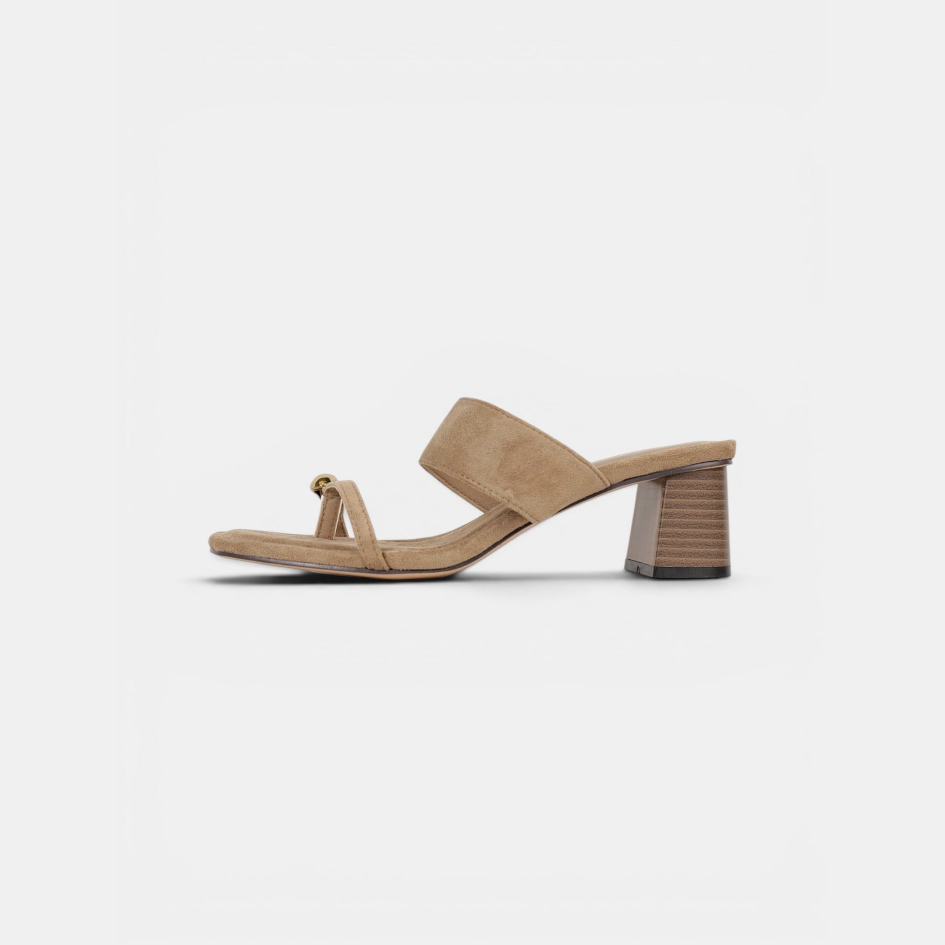 Sandalias Anillo de Tacón Medio Minimalista, Sandalias efecto ante con detalle metálico dorado y dedo separado, mules elegantes y cómodas para mujer en color negro y beige camel, ideales para looks casual chic, oficina y eventos de verano