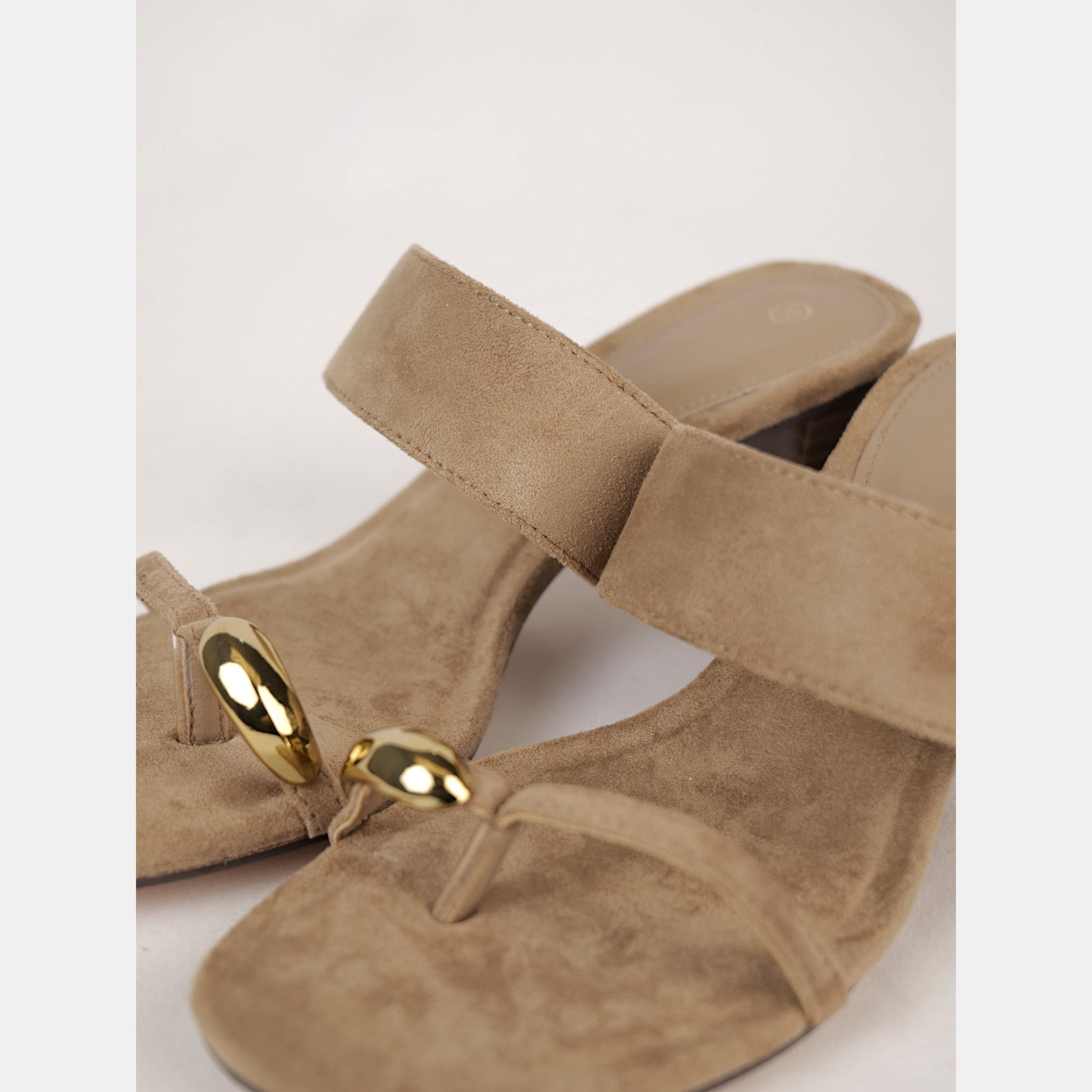 Sandalias Anillo de Tacón Medio Minimalista, Sandalias efecto ante con detalle metálico dorado y dedo separado, mules elegantes y cómodas para mujer en color negro y beige camel, ideales para looks casual chic, oficina y eventos de verano