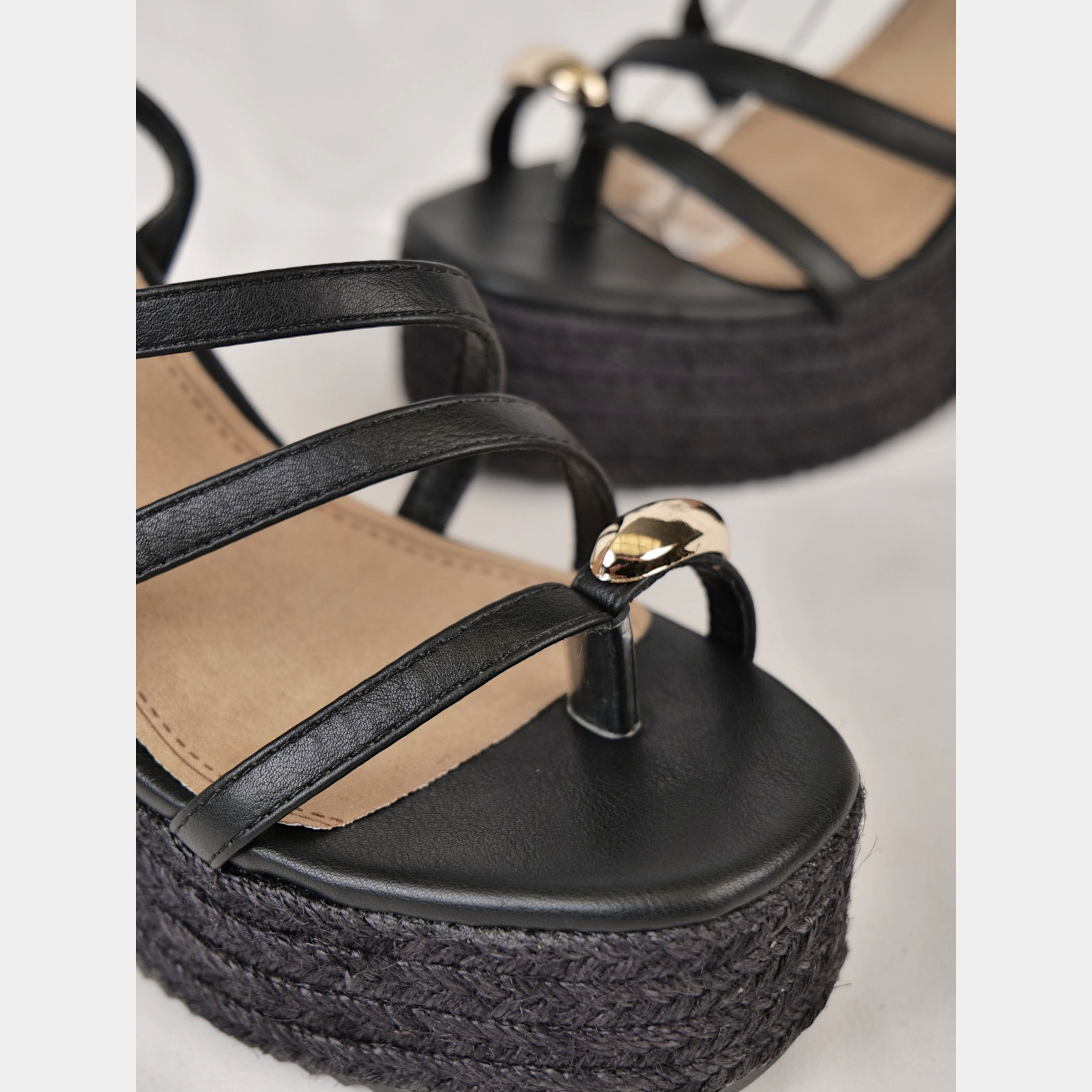 Sandalias de Cuña 10,5cm Anillo en el dedo, cuñas de esparto para mujer con plataforma de esparto y detalle dorado, sandalias elegantes de verano en negro, marrón, dorado y blanco