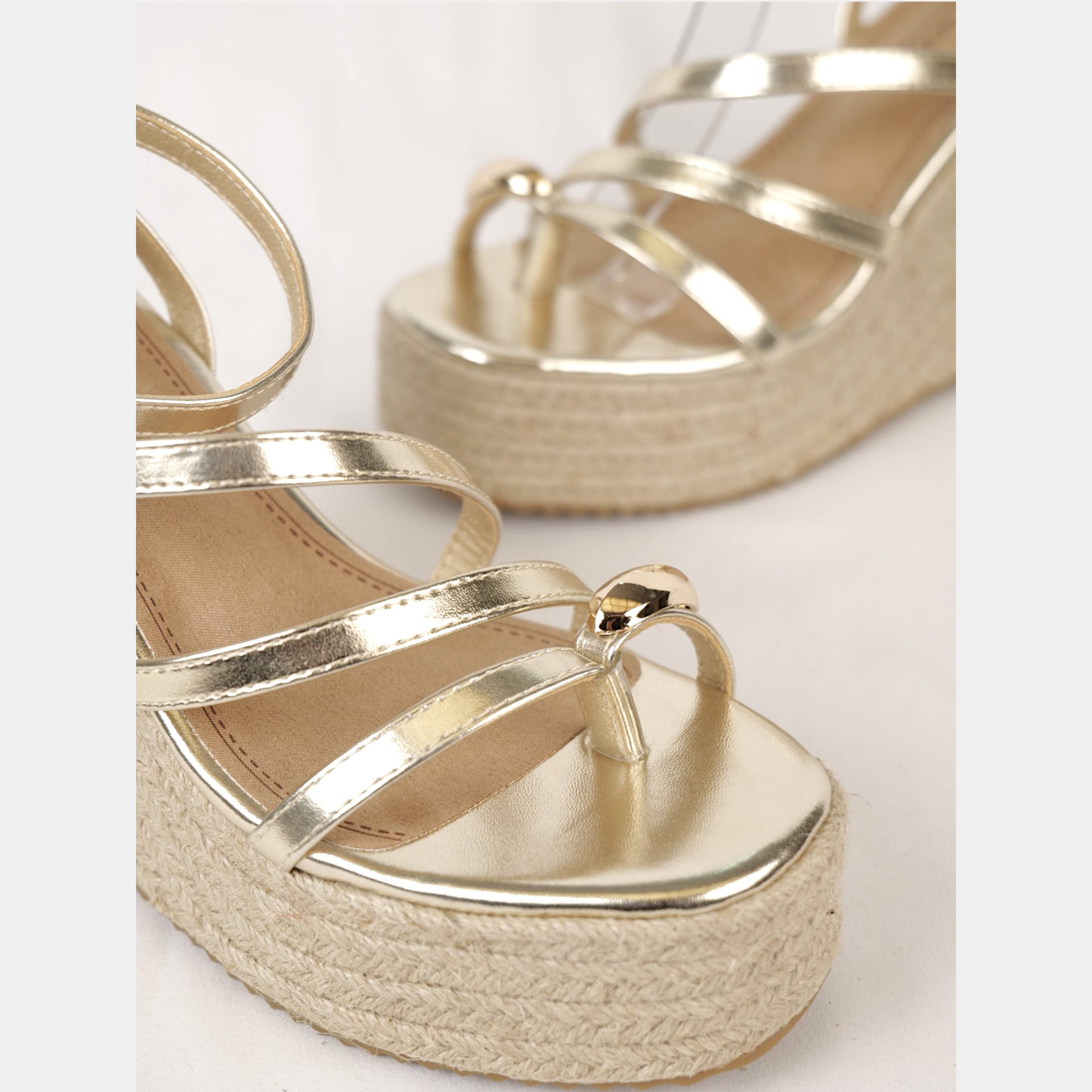 Sandalias de Cuña 10,5cm Anillo en el dedo, cuñas de esparto para mujer con plataforma de esparto y detalle dorado, sandalias elegantes de verano en negro, marrón, dorado y blanco
