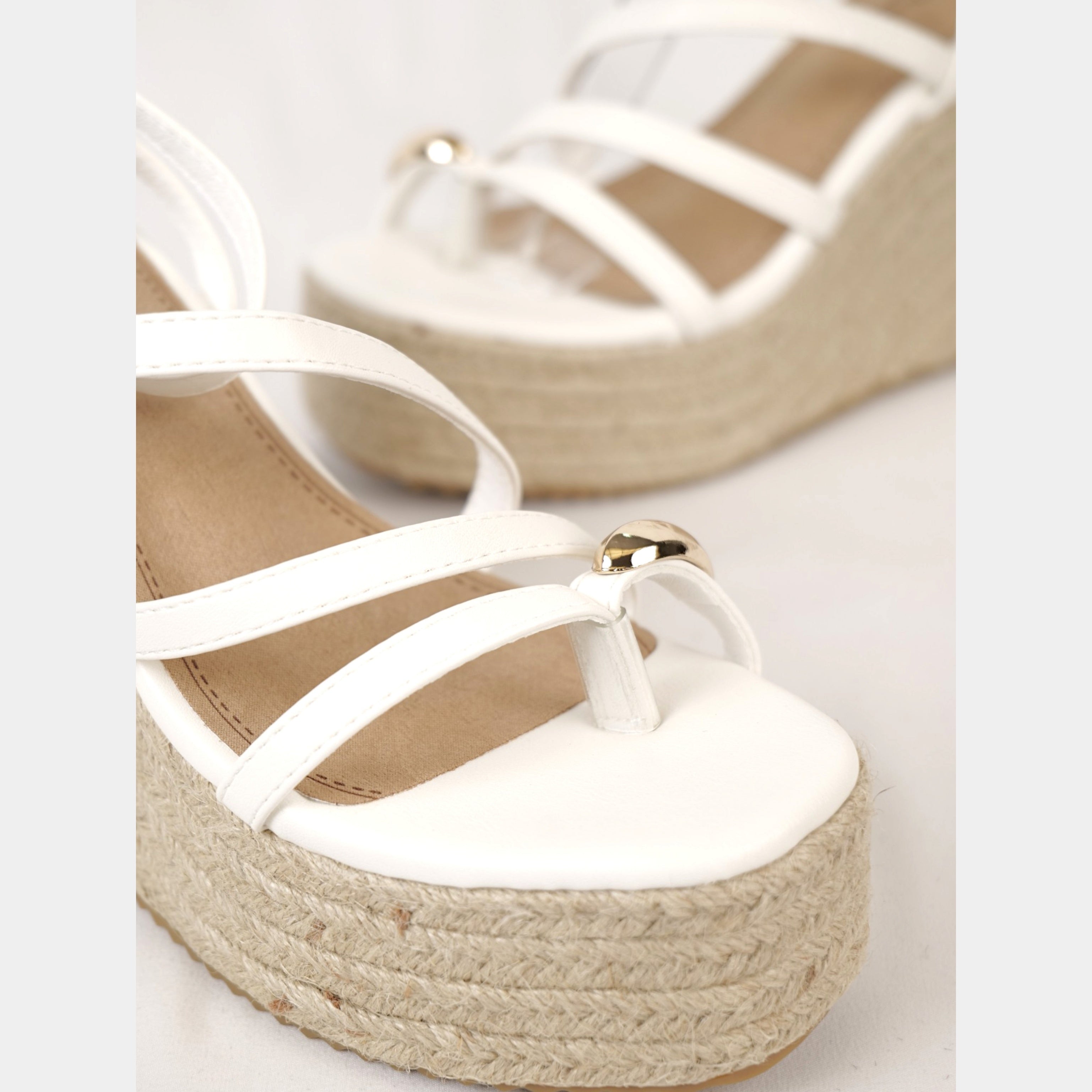 Sandalias de Cuña 10,5cm Anillo en el dedo, cuñas de esparto para mujer con plataforma de esparto y detalle dorado, sandalias elegantes de verano en negro, marrón, dorado y blanco