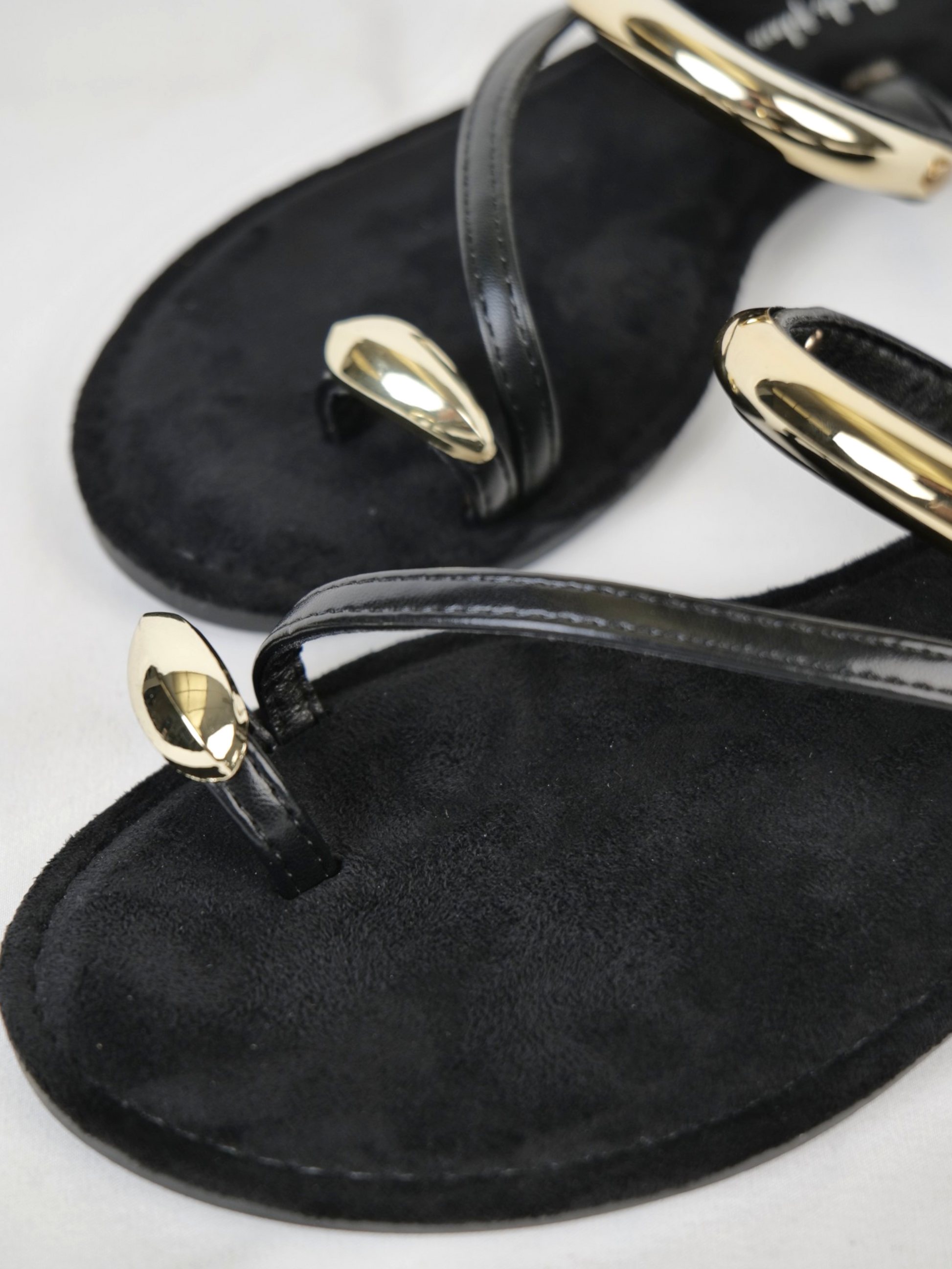 Sandalias tipo Chancla Anillo en el Dedo para mujer con detalles metálicos dorados y tiras suaves minimalistas, chanclas elegantes de verano para vacaciones, playa, vestidos y looks casual chic