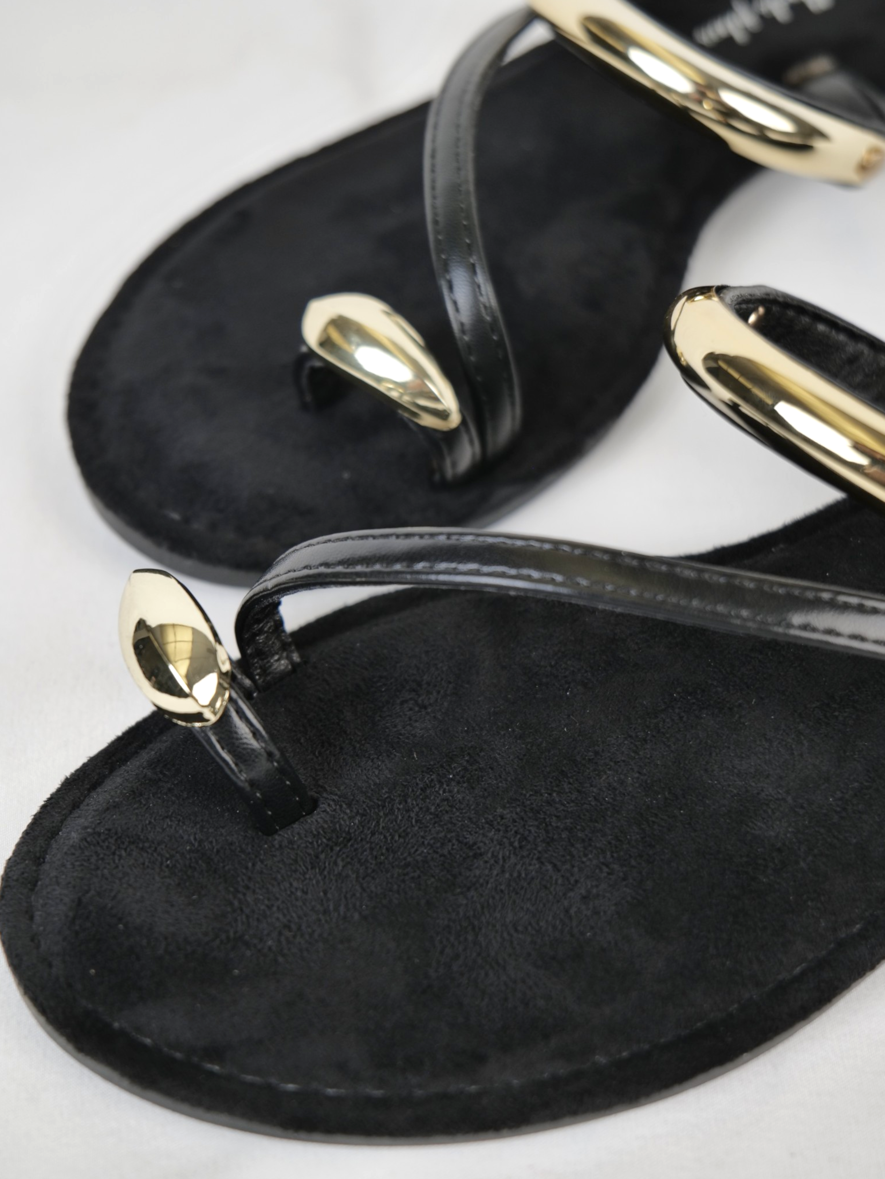 Sandalias tipo Chancla Anillo en el Dedo para mujer con detalles metálicos dorados y tiras suaves minimalistas, chanclas elegantes de verano para vacaciones, playa, vestidos y looks casual chic