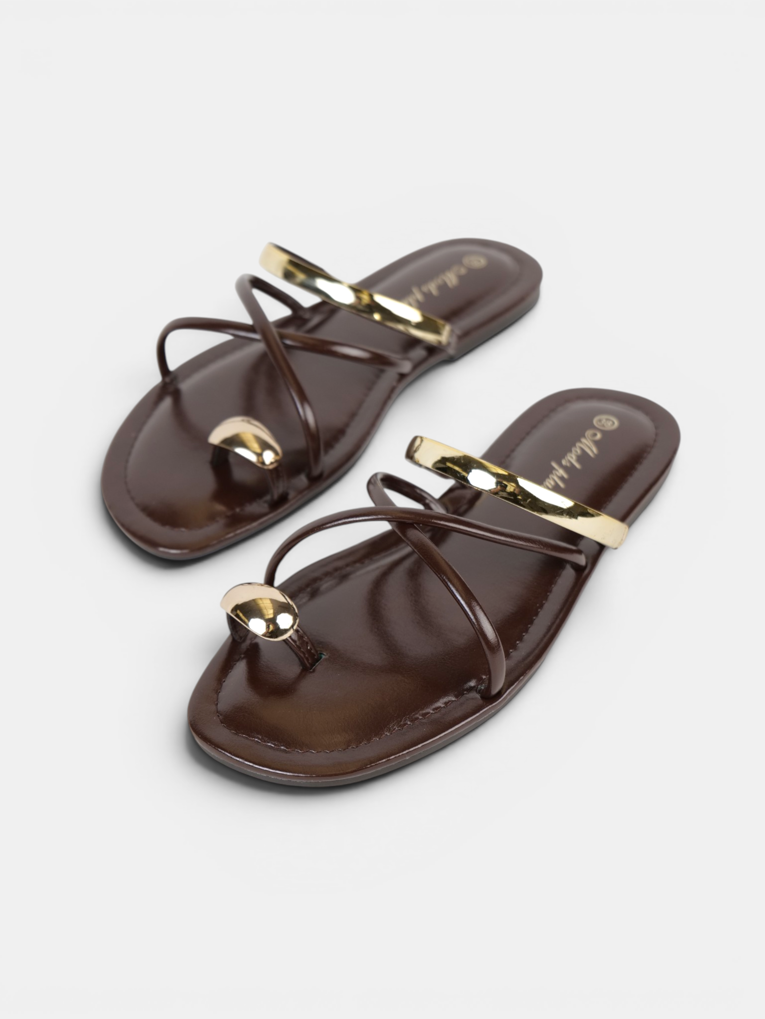 Sandalias Planas Anillo en el Dedo para mujer con tiras cruzadas y detalles metálicos dorados, chanclas elegantes de verano para playa, vacaciones, vestidos y looks casual chic