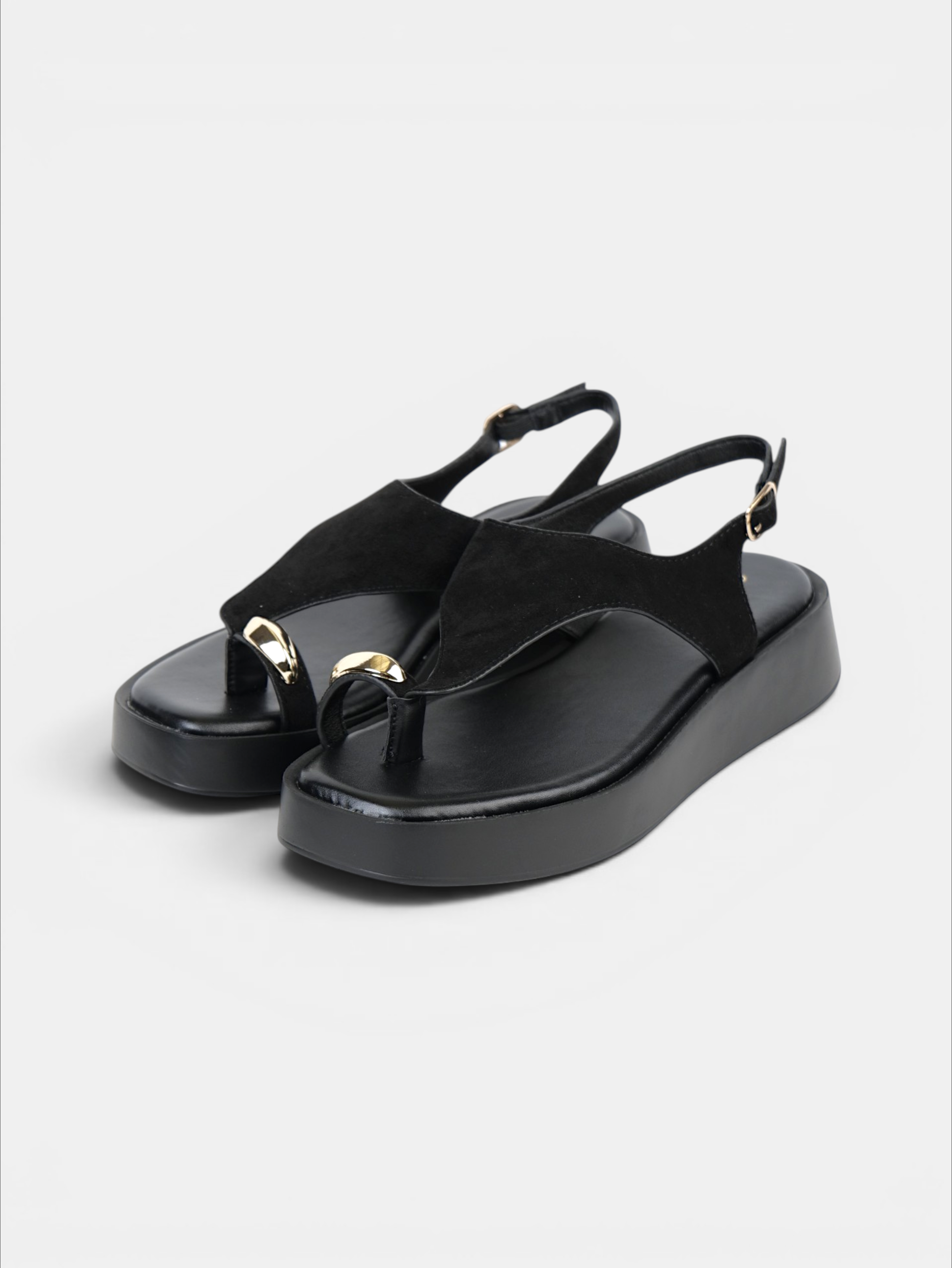 Sandalias de dedo con plataforma ligera y detalle metálico tiras de antelina, sandalias con correa trasera ajustable y diseño minimalista en color marrón y negro, sandalias cómodas de verano estilo casual