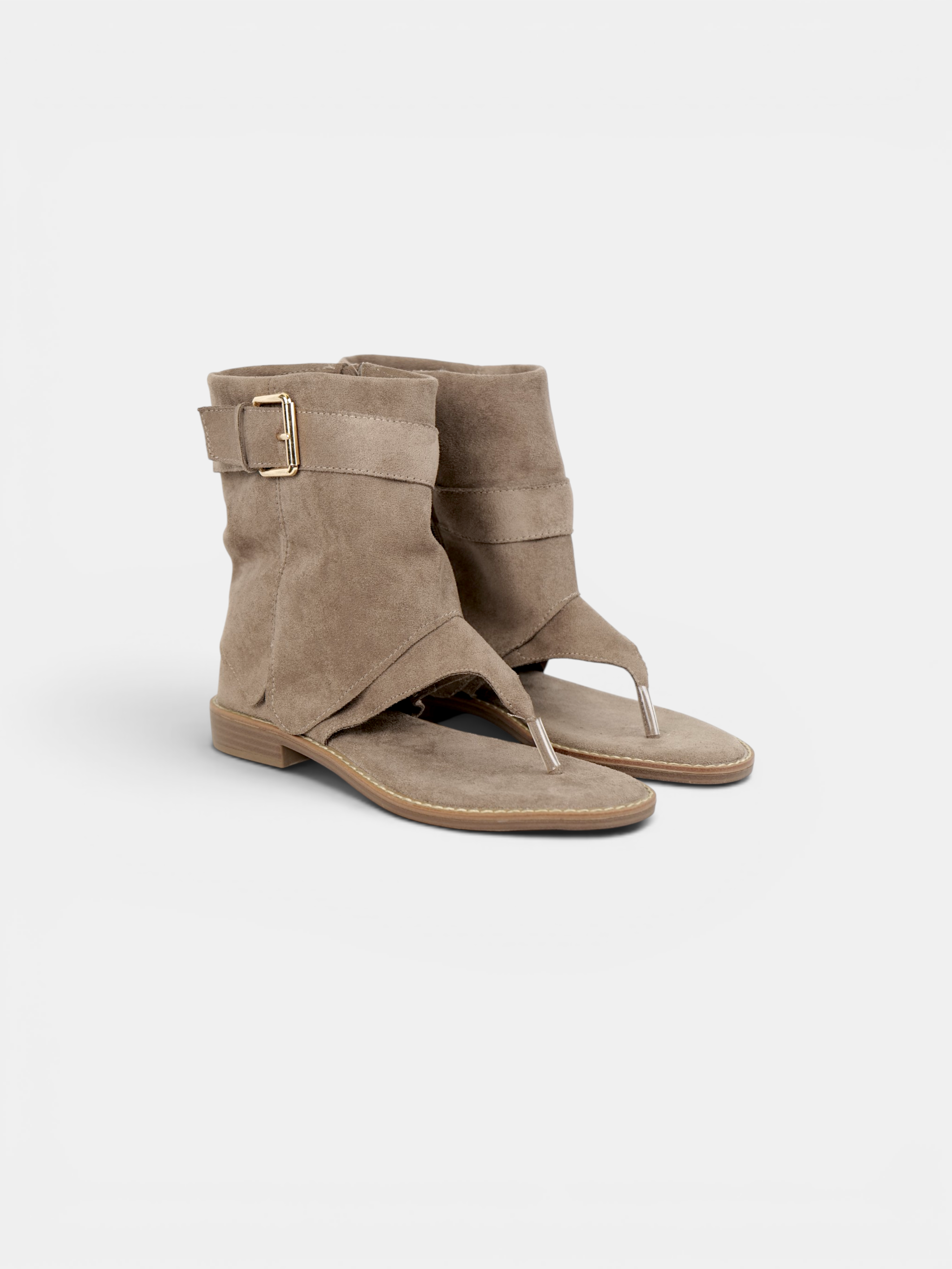 Sandalias Tipo Botín con Separación para el Dedo, Hebilla Decorativa y Acabado Efecto Ante en Color Taupe y Chocolate para Verano, Vacaciones y Looks Boho