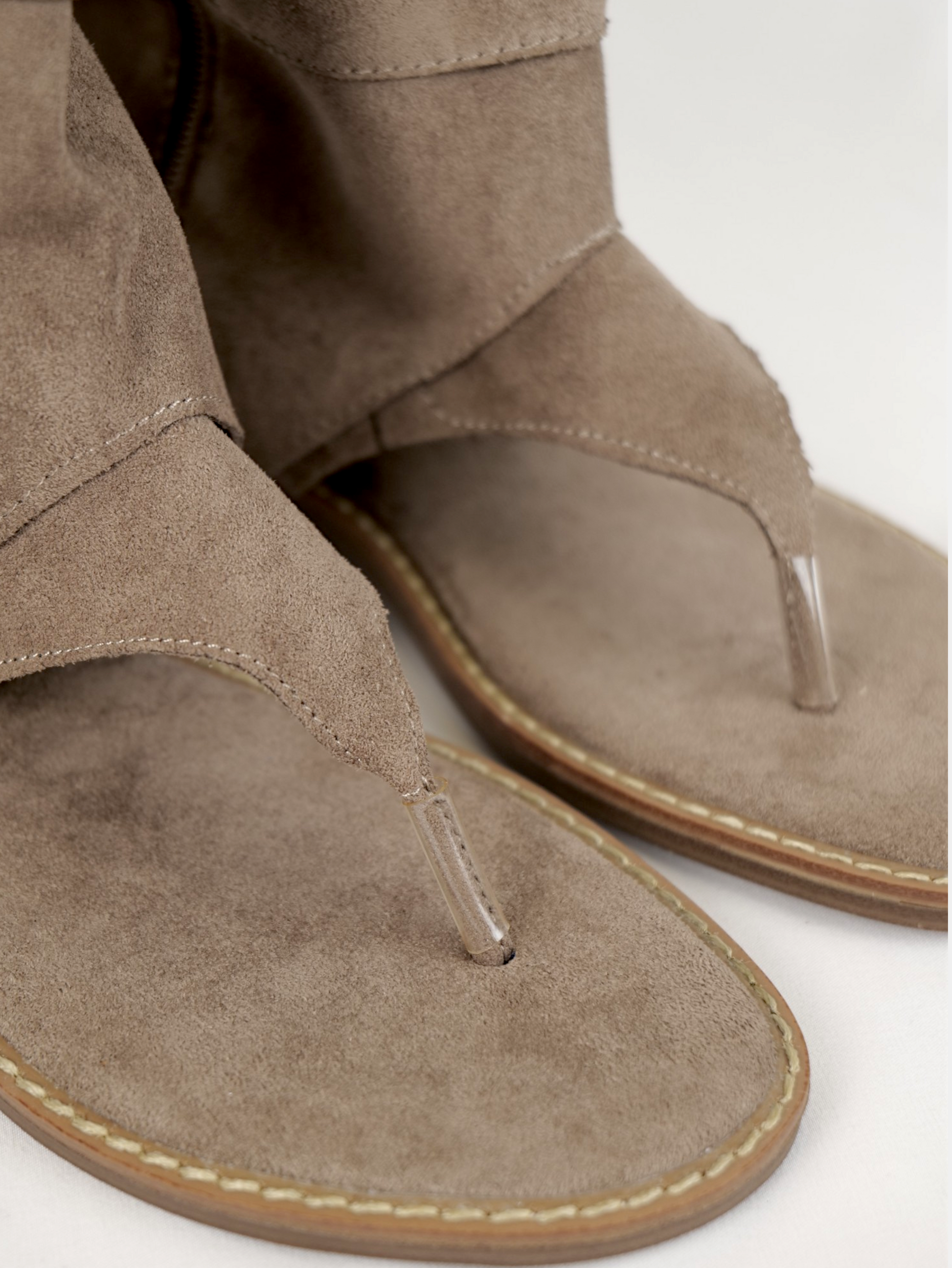 Sandalias Romanas Mujer Tipo Botín con Separación para el Dedo, Hebilla Decorativa y Acabado Efecto Ante en Color Taupe y Chocolate para Verano, Vacaciones y Looks Boho