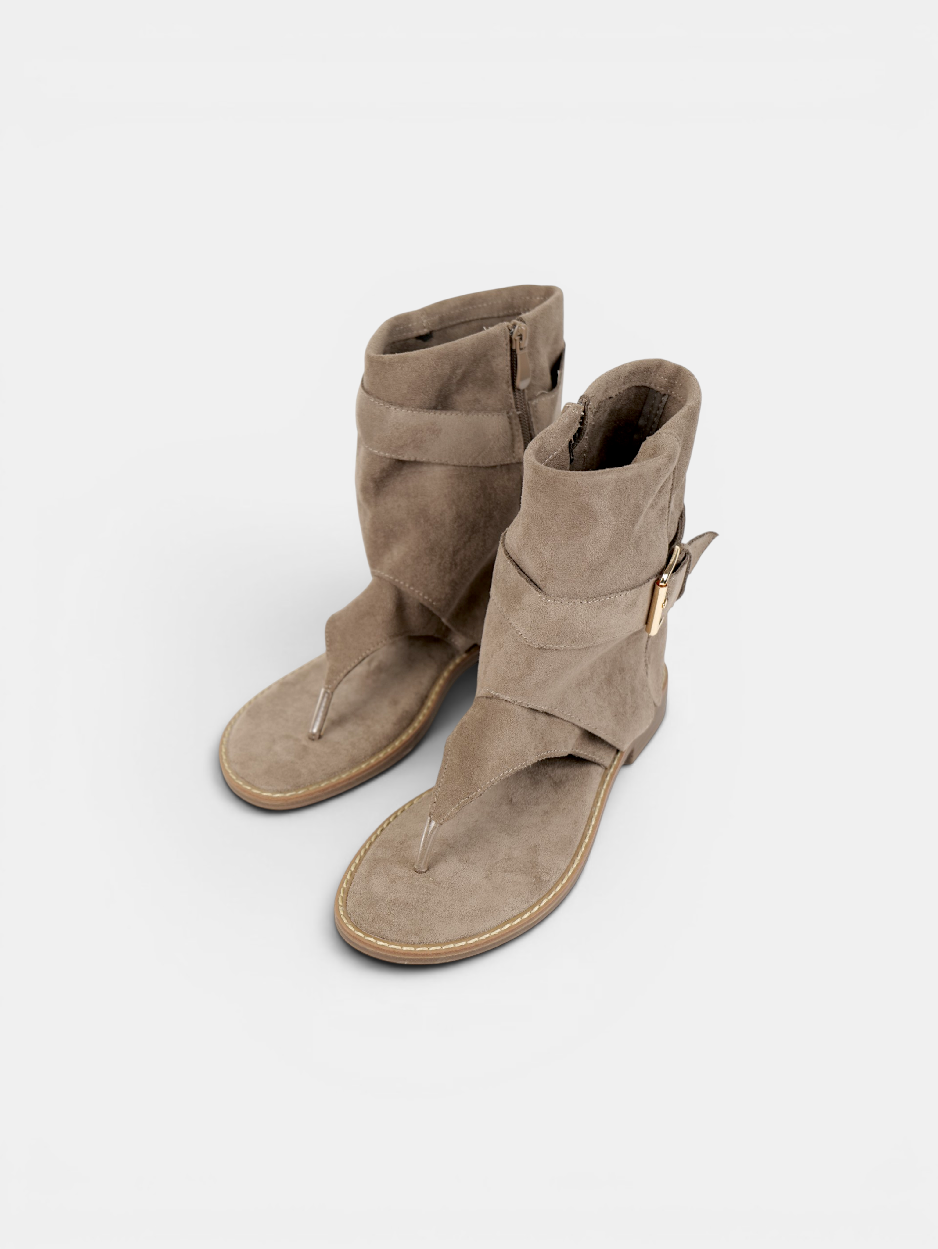 Sandalias Tipo Botín con Separación para el Dedo, Hebilla Decorativa y Acabado Efecto Ante en Color Taupe y Chocolate para Verano, Vacaciones y Looks Boho