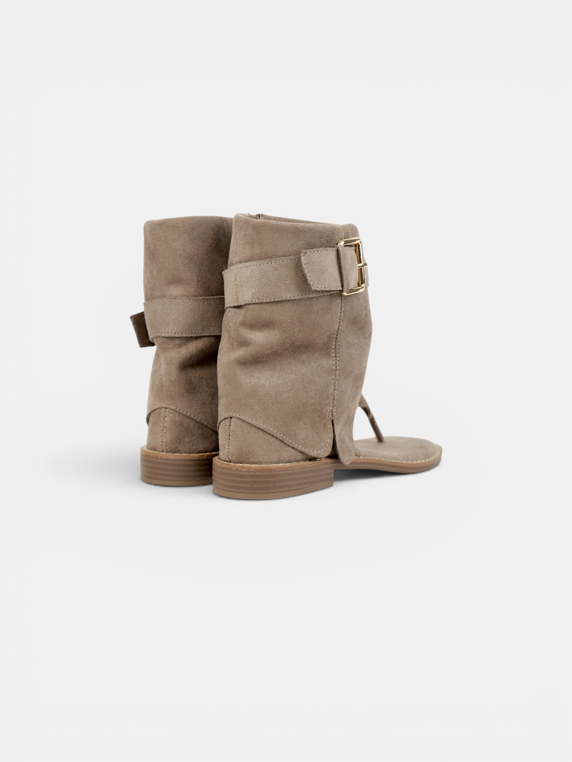Sandalias Romanas Mujer Tipo Botín con Separación para el Dedo, Hebilla Decorativa y Acabado Efecto Ante en Color Taupe y Chocolate para Verano, Vacaciones y Looks Boho
