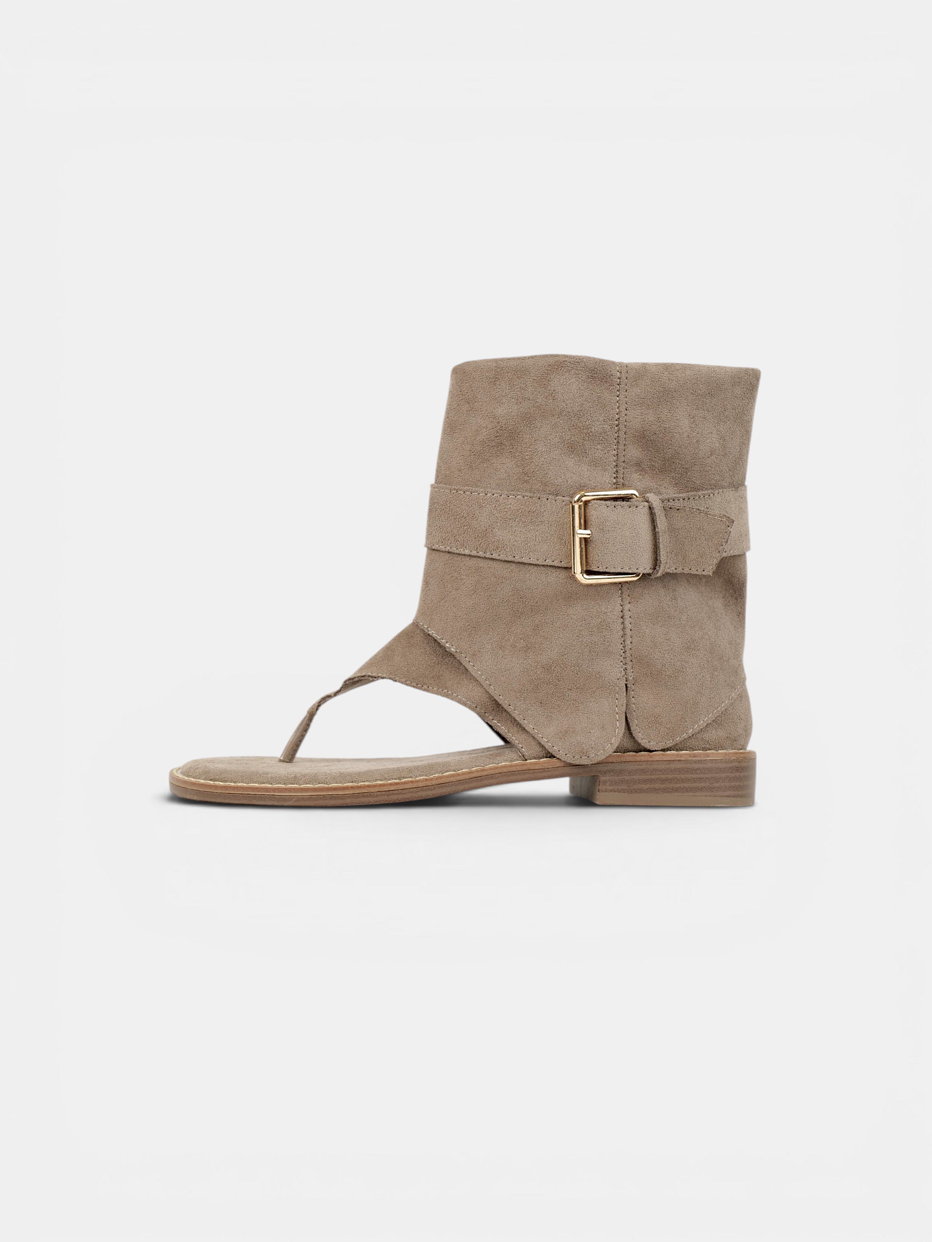 Sandalias Tipo Botín con Separación para el Dedo, Hebilla Decorativa y Acabado Efecto Ante en Color Taupe y Chocolate para Verano, Vacaciones y Looks Boho