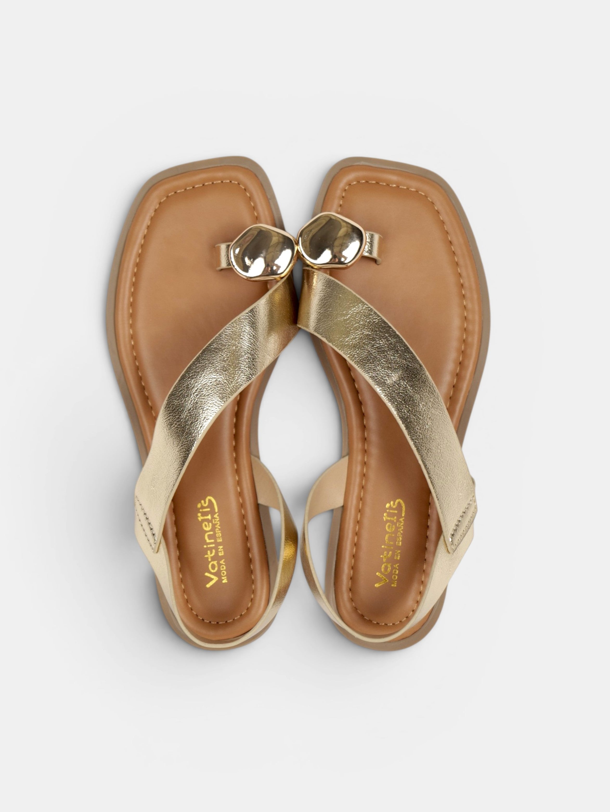 Sandalias Planas Adorno Dorado en el Dedo, Tiras Cruzadas Metalizadas y Talón Cubierto para Vestidos, Faldas, Shorts y Vaqueros