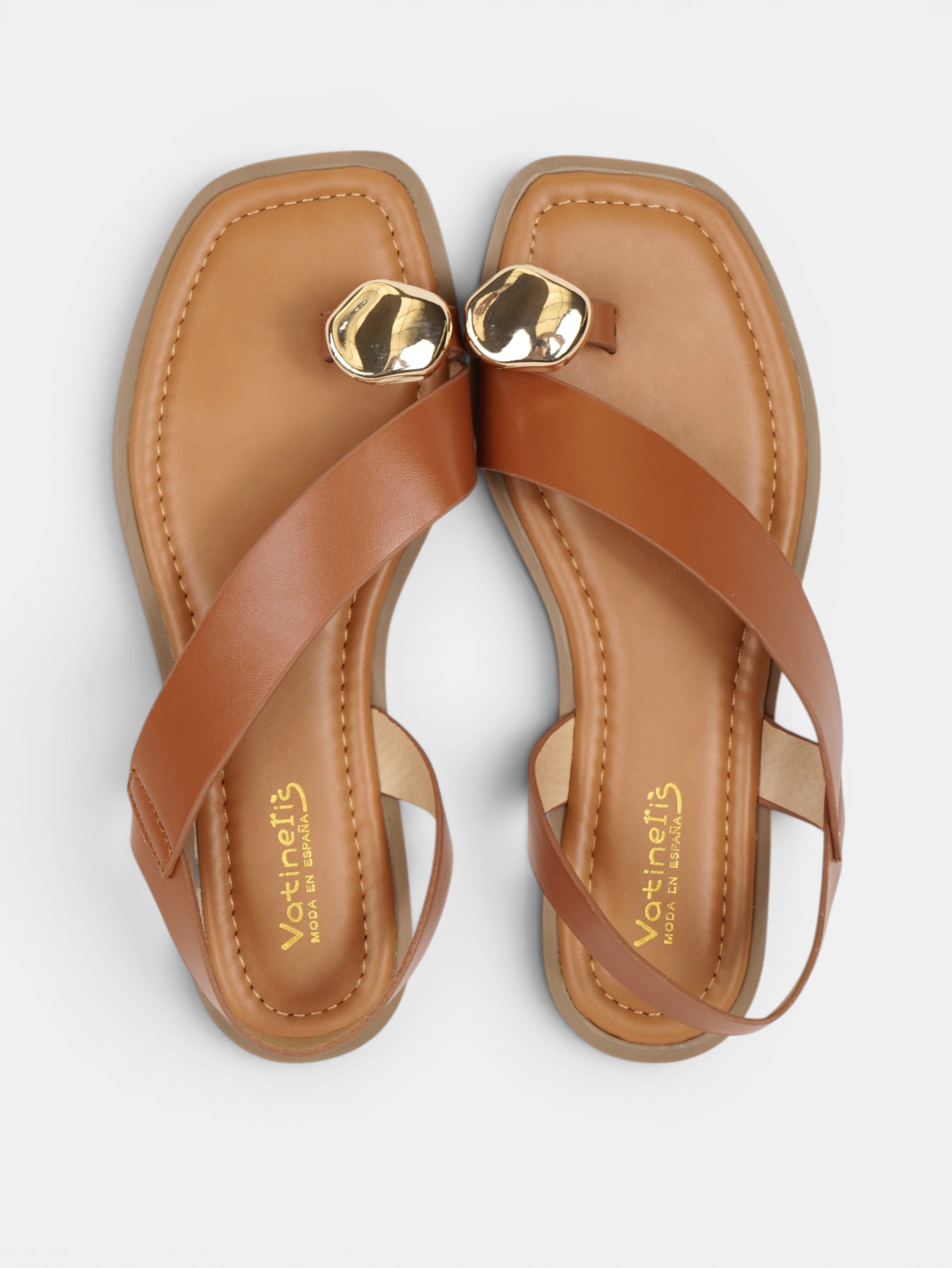 Sandalias Planas Adorno Dorado en el Dedo, Tiras Cruzadas Metalizadas y Talón Cubierto para Vestidos, Faldas, Shorts y Vaqueros