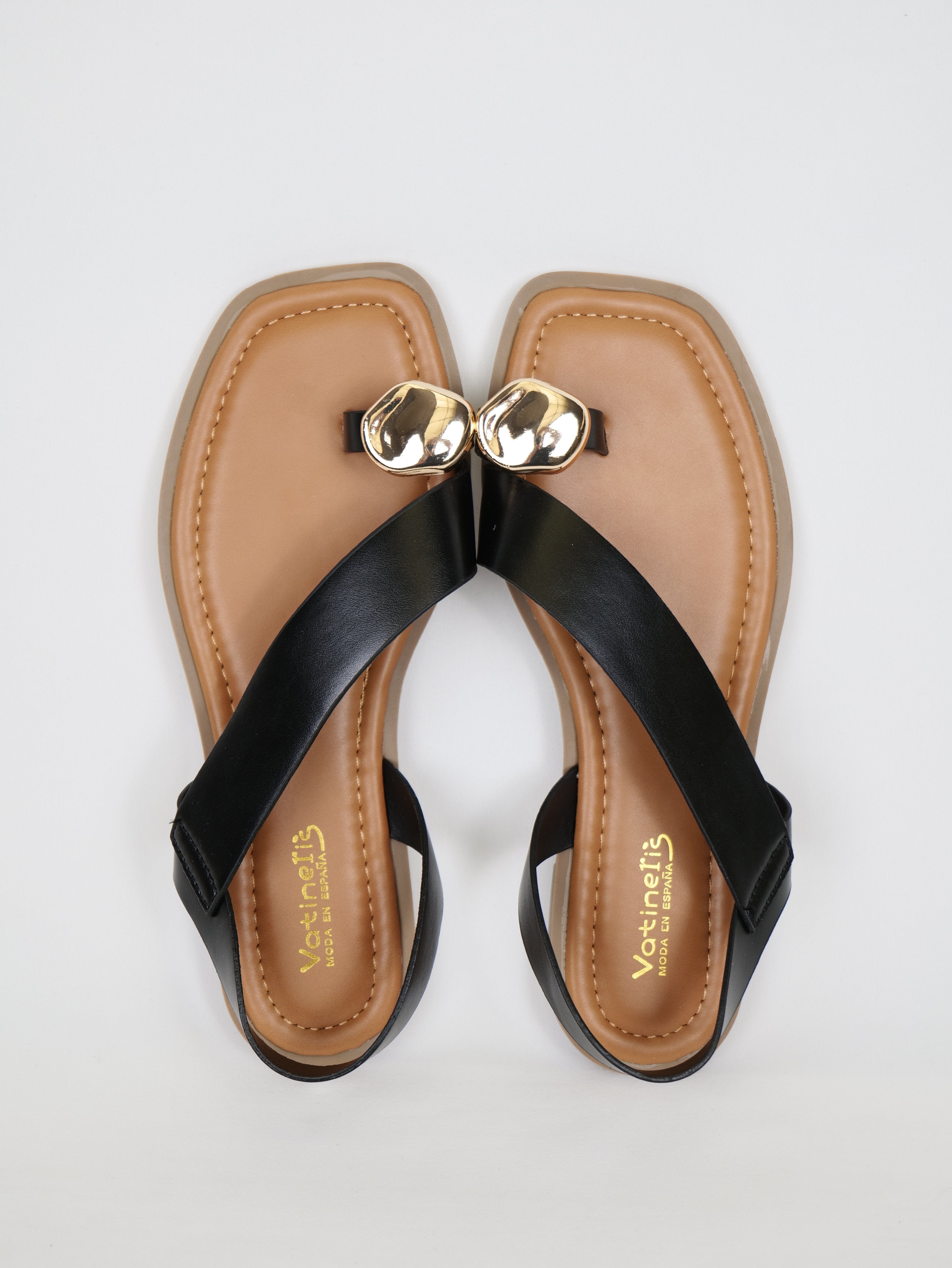 Sandalias Planas Adorno Dorado en el Dedo, Tiras Cruzadas Metalizadas y Talón Cubierto para Vestidos, Faldas, Shorts y Vaqueros