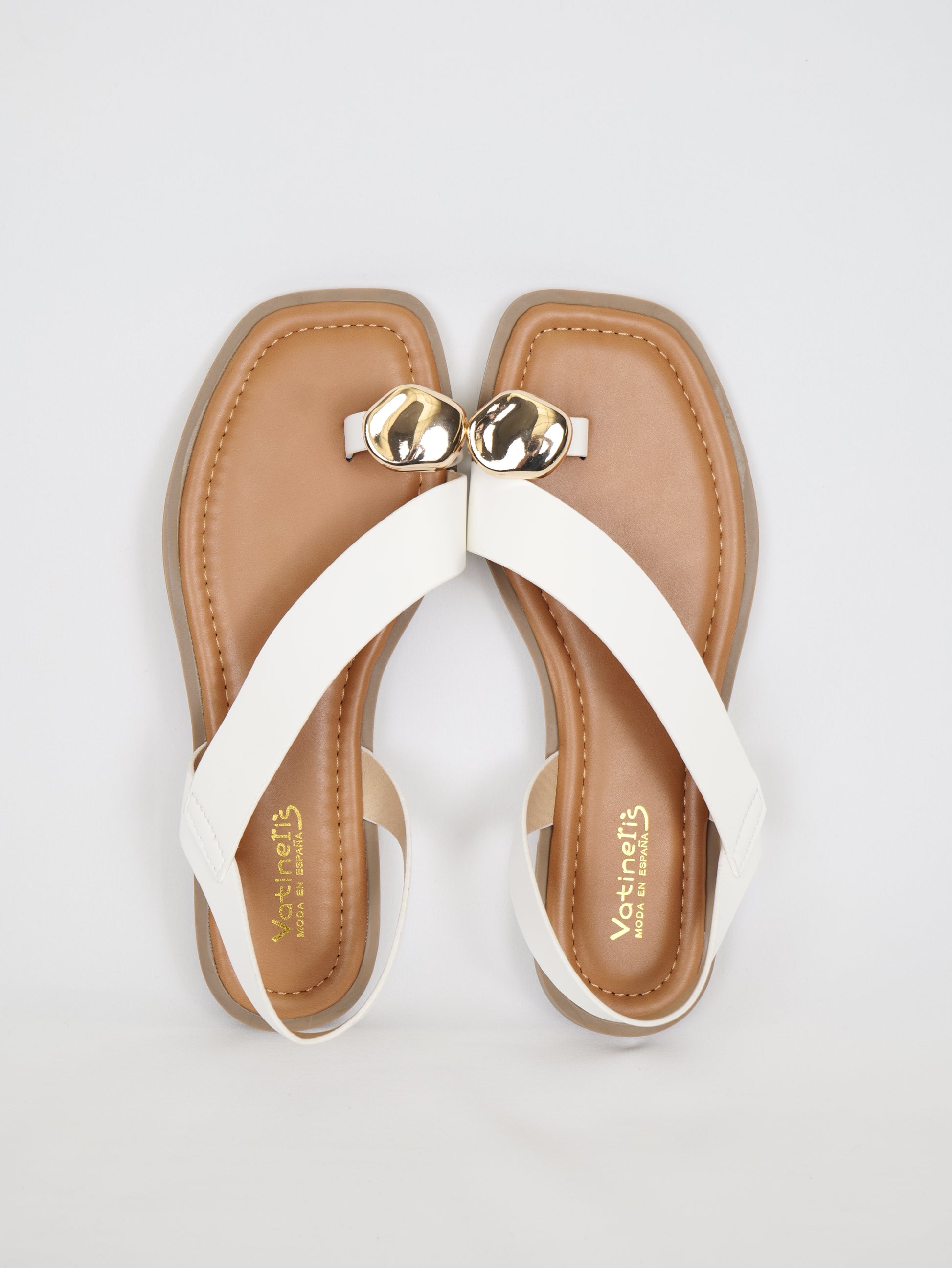 Sandalias Planas Adorno Dorado en el Dedo, Tiras Cruzadas Metalizadas y Talón Cubierto para Vestidos, Faldas, Shorts y Vaqueros