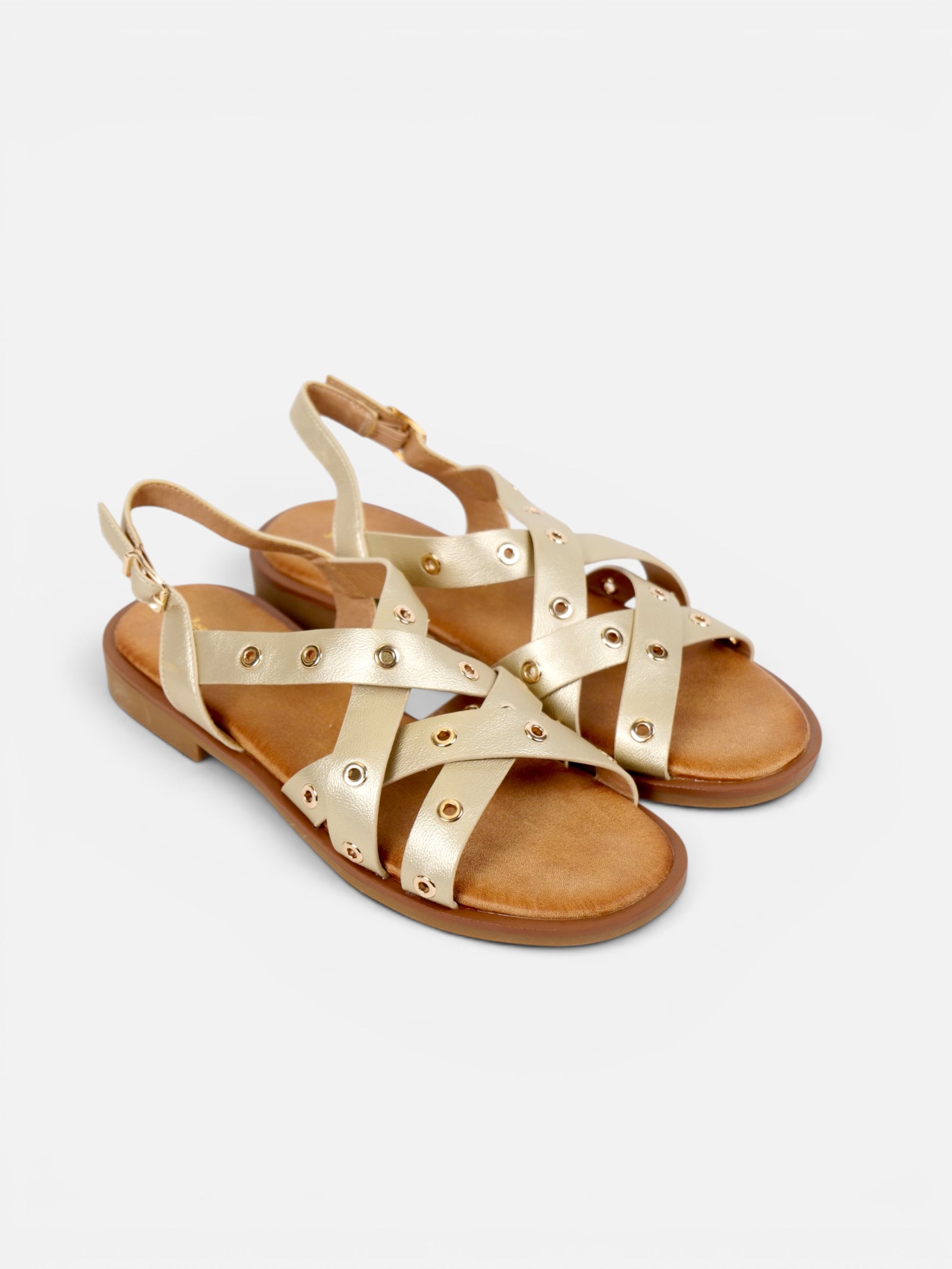Sandalias romanas planas para mujer con tiras cruzadas, tachuelas doradas y pulsera ajustable al tobillo