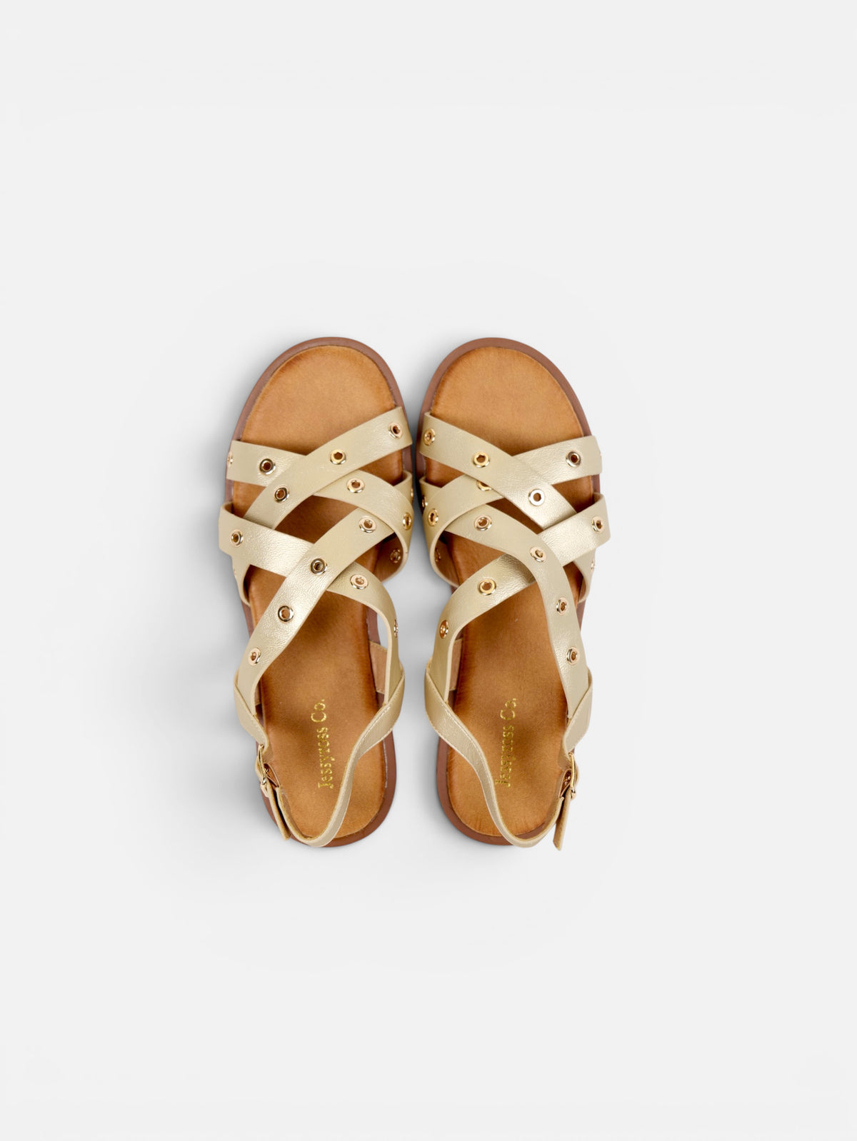 Sandalias romanas planas para mujer con tiras cruzadas, tachuelas doradas y pulsera ajustable al tobillo