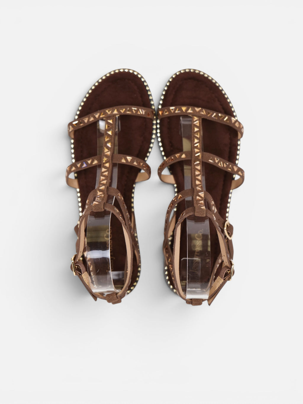 Sandalias romanas planas para mujer con tachuelas doradas, tiras finas y pulsera ajustable al tobillo