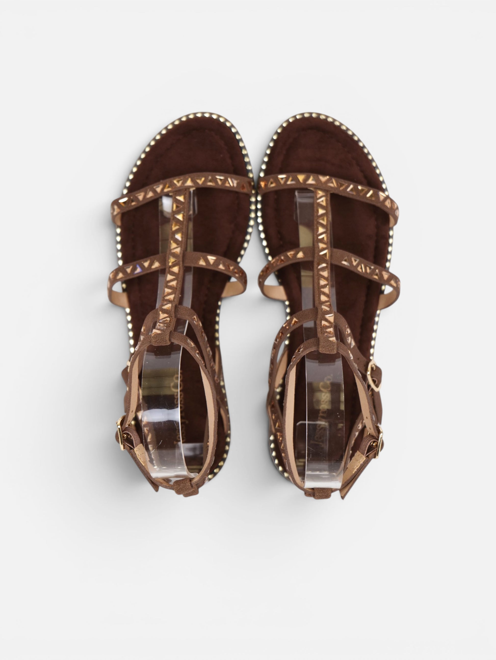 Sandalias romanas planas para mujer con tachuelas doradas, tiras finas y pulsera ajustable al tobillo