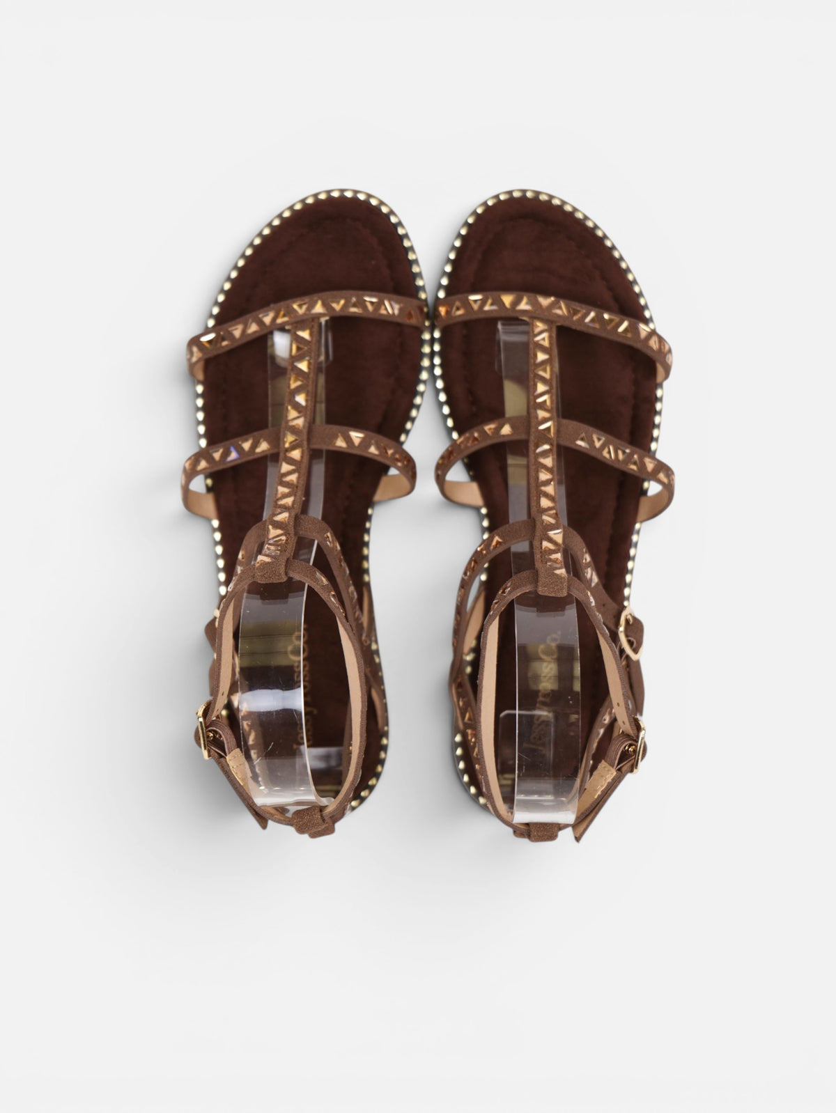 Sandalias romanas planas para mujer con tachuelas doradas, tiras finas y pulsera ajustable al tobillo