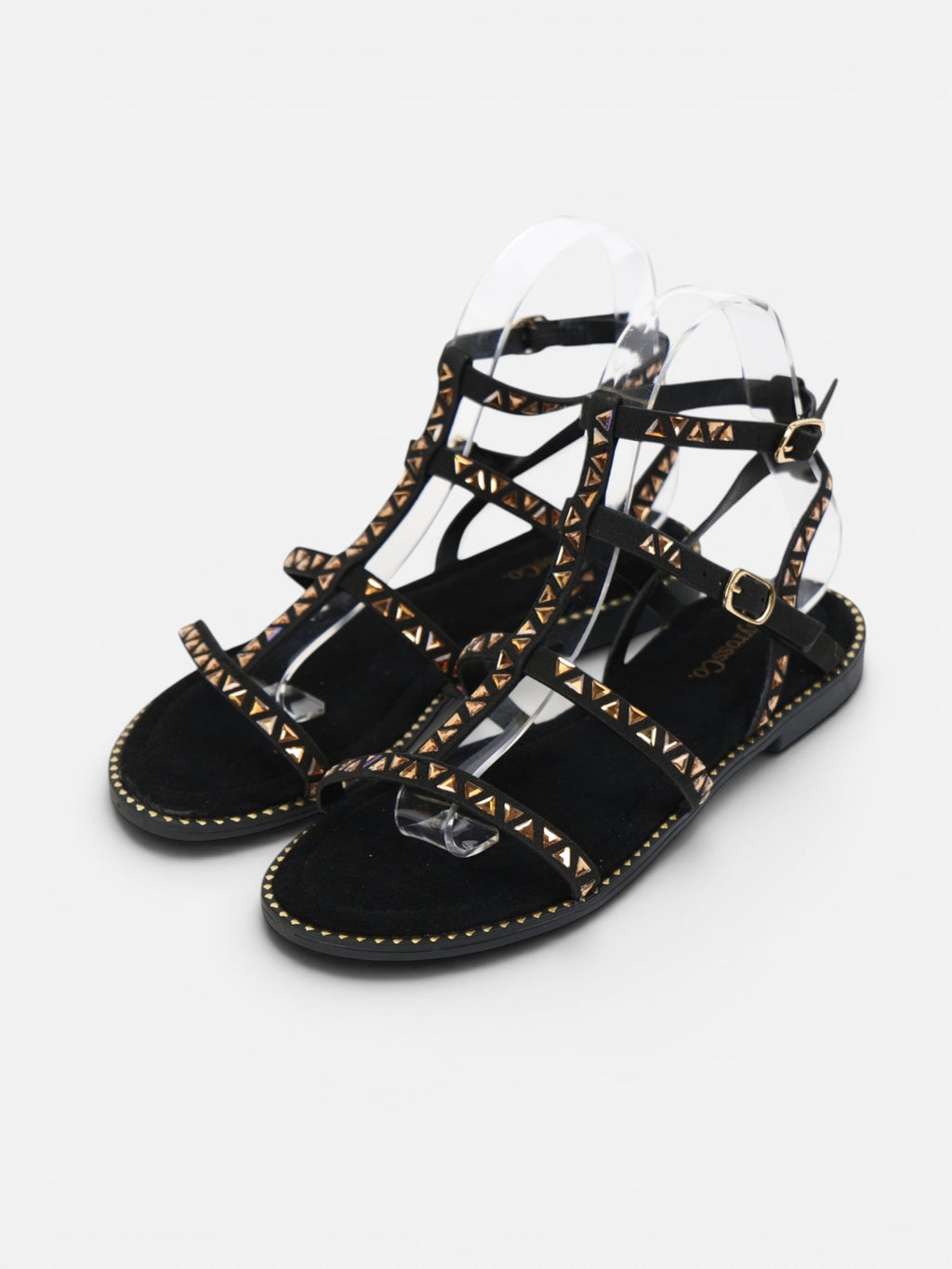 Sandalias romanas planas para mujer con tachuelas doradas, tiras finas y pulsera ajustable al tobillo