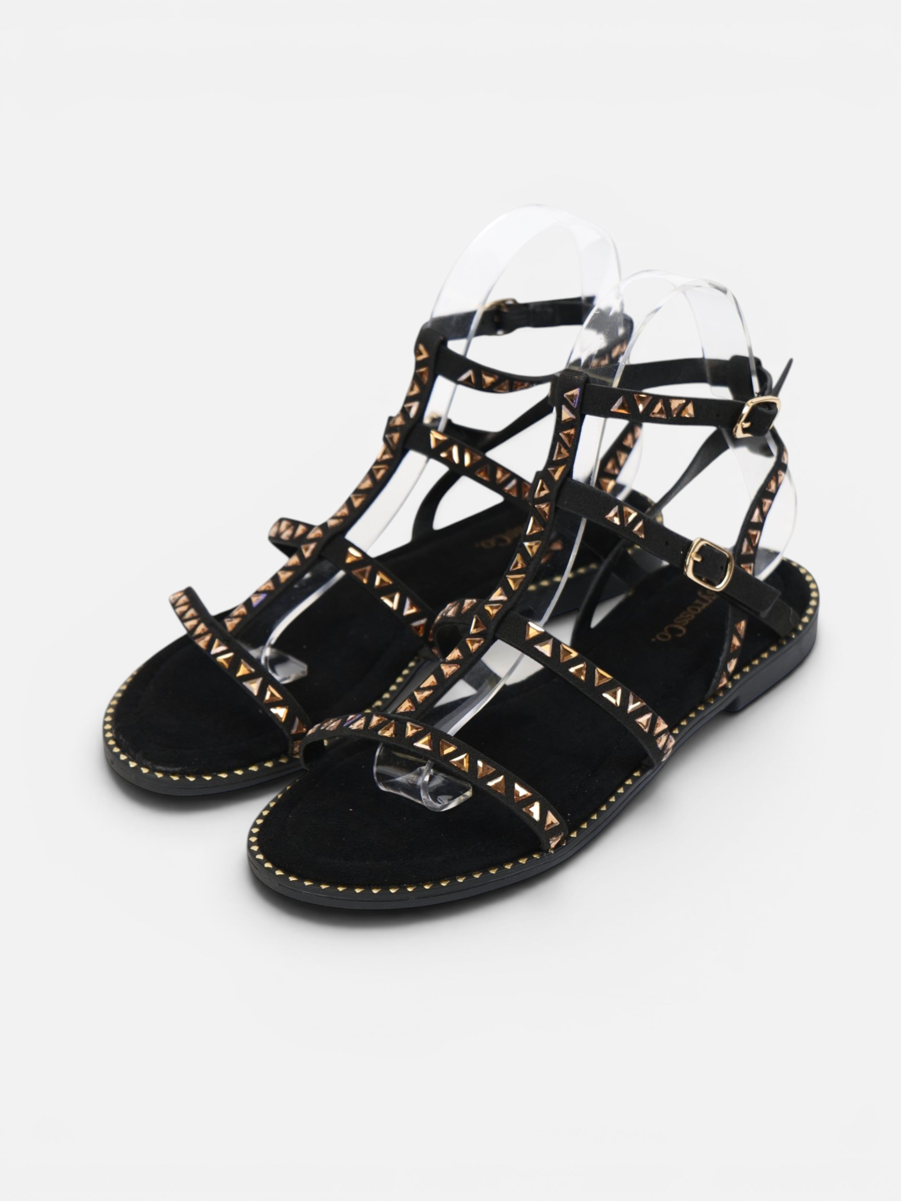 Sandalias romanas planas para mujer con tachuelas doradas, tiras finas y pulsera ajustable al tobillo