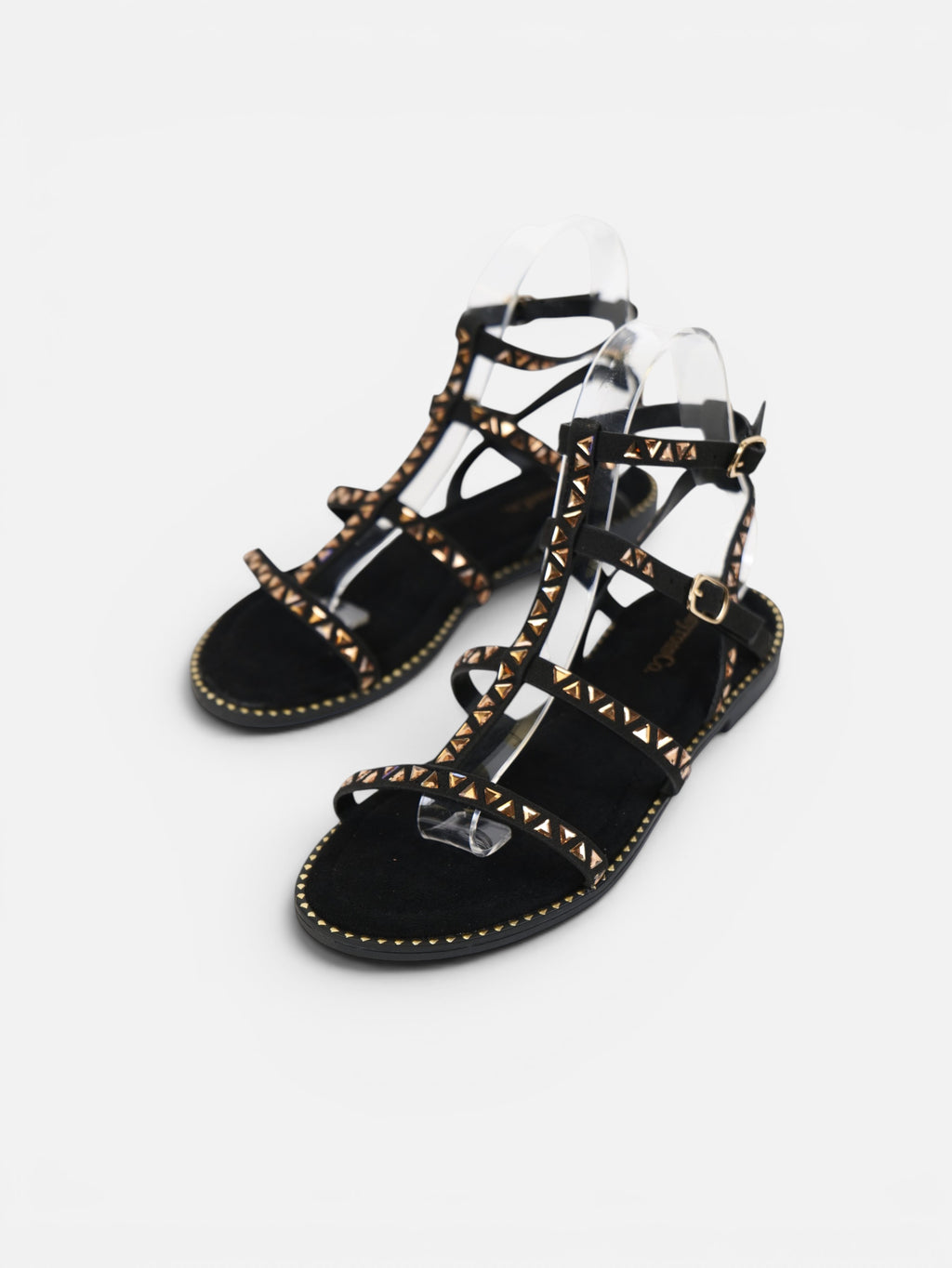 Sandalias romanas planas para mujer con tachuelas doradas, tiras finas y pulsera ajustable al tobillo