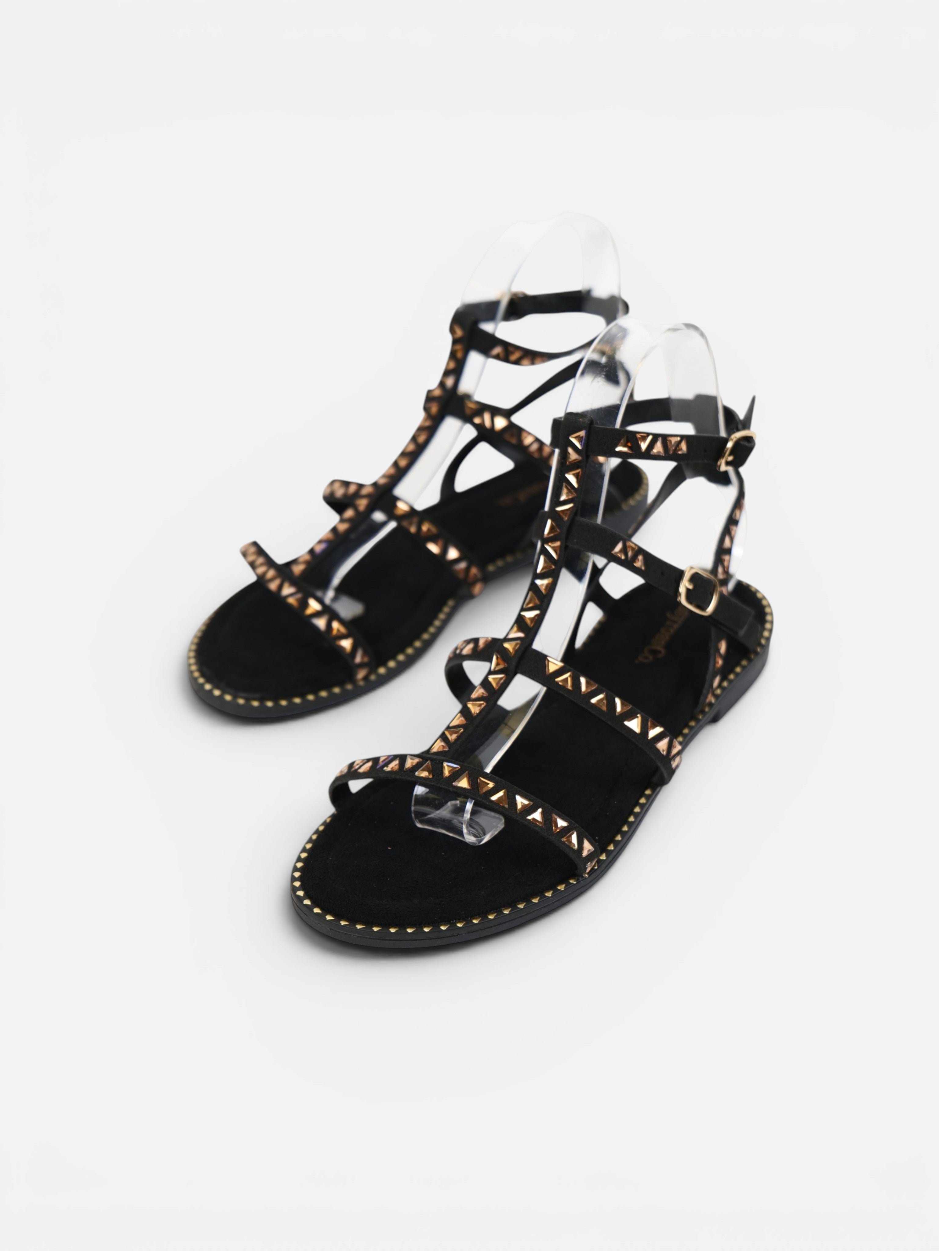 Sandalias romanas planas para mujer con tachuelas doradas, tiras finas y pulsera ajustable al tobillo