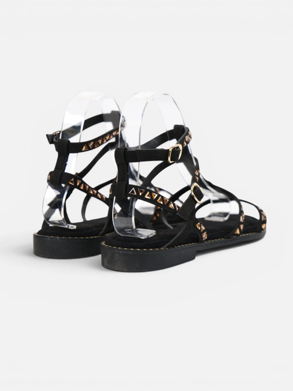 Sandalias romanas planas para mujer con tachuelas doradas, tiras finas y pulsera ajustable al tobillo