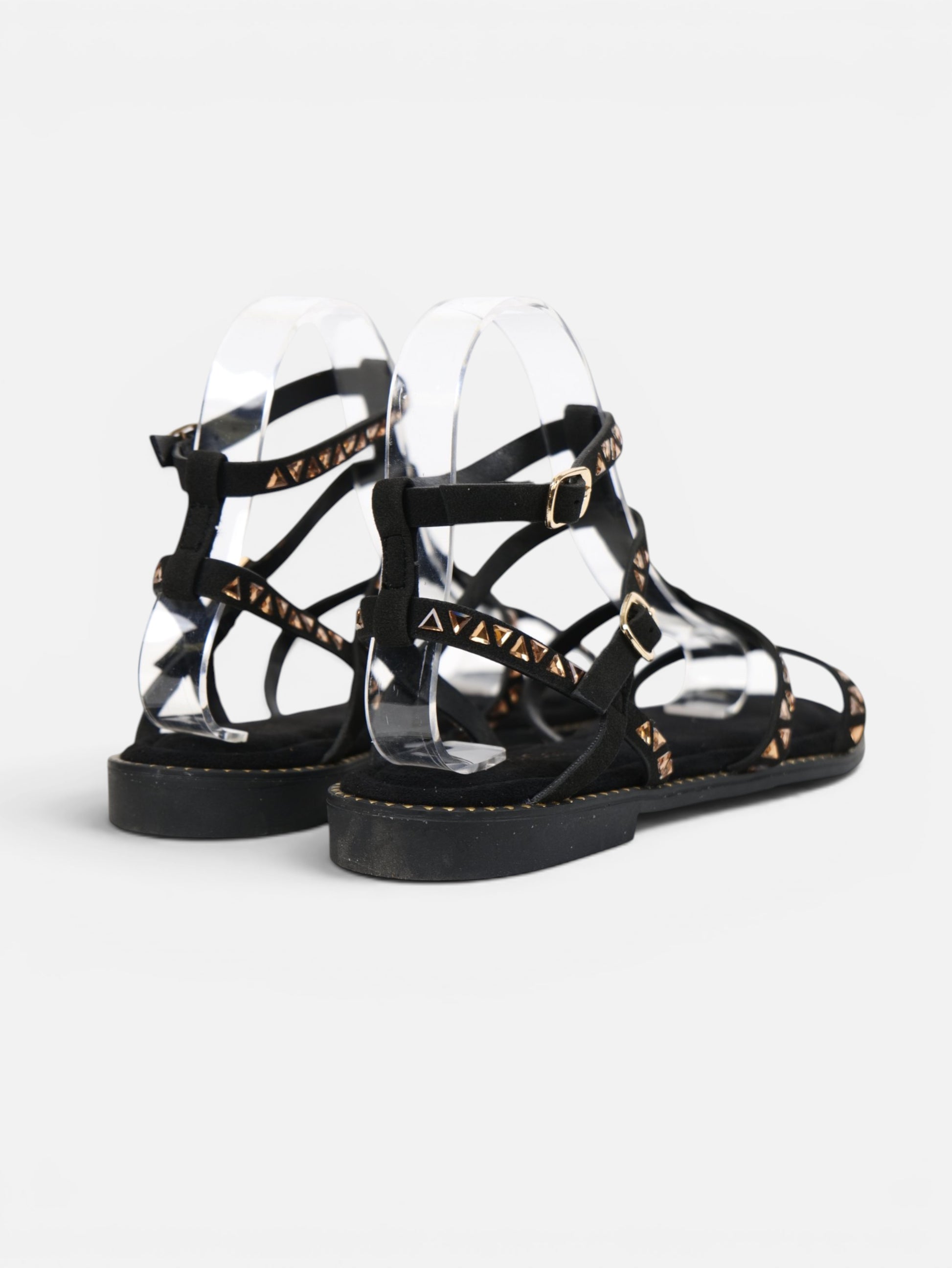 Sandalias romanas planas para mujer con tachuelas doradas, tiras finas y pulsera ajustable al tobillo