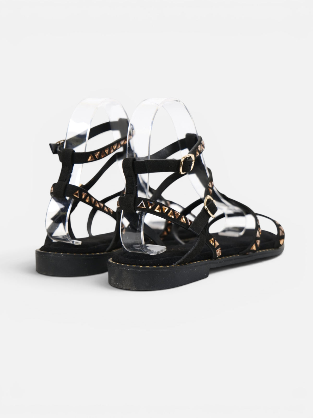 Sandalias romanas planas para mujer con tachuelas doradas, tiras finas y pulsera ajustable al tobillo