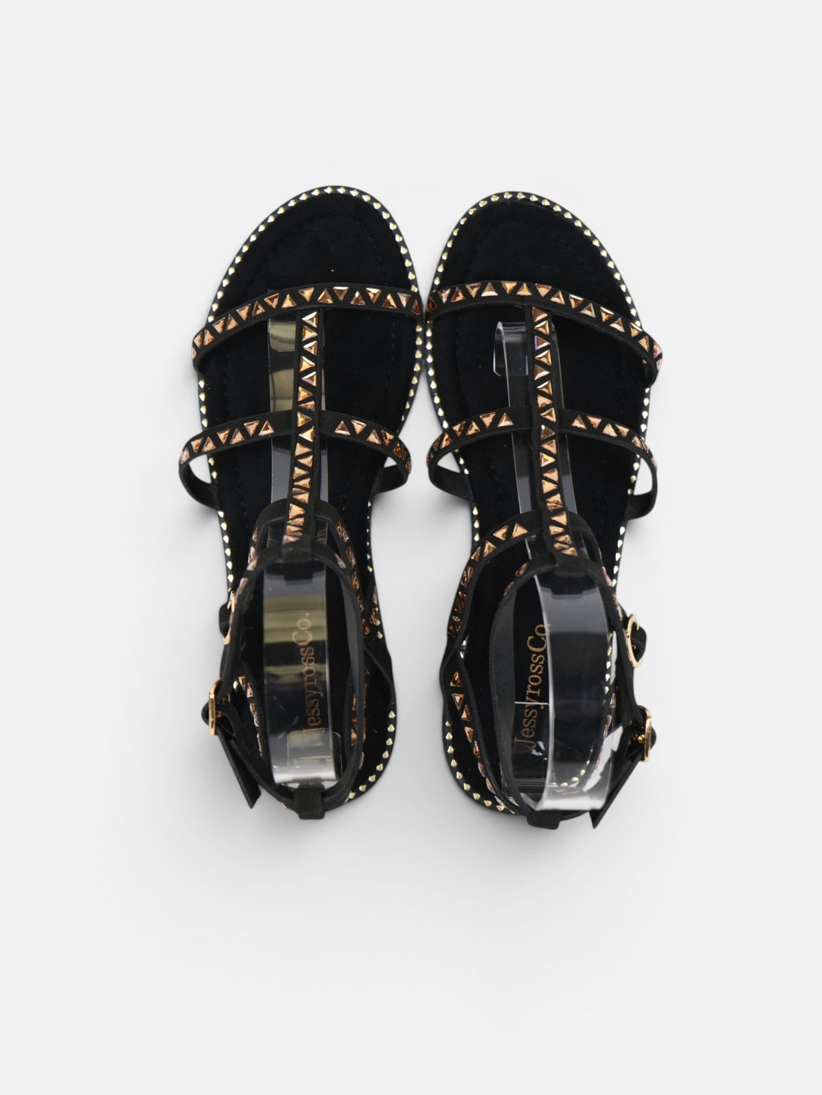 Sandalias romanas planas para mujer con tachuelas doradas, tiras finas y pulsera ajustable al tobillo