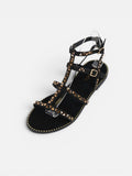 Sandalias romanas planas para mujer con tachuelas doradas, tiras finas y pulsera ajustable al tobillo